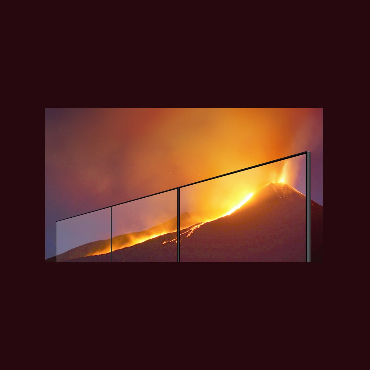 Wulkan w erupcji z lawą i dymem, widoczny przez trzy szklane panele.