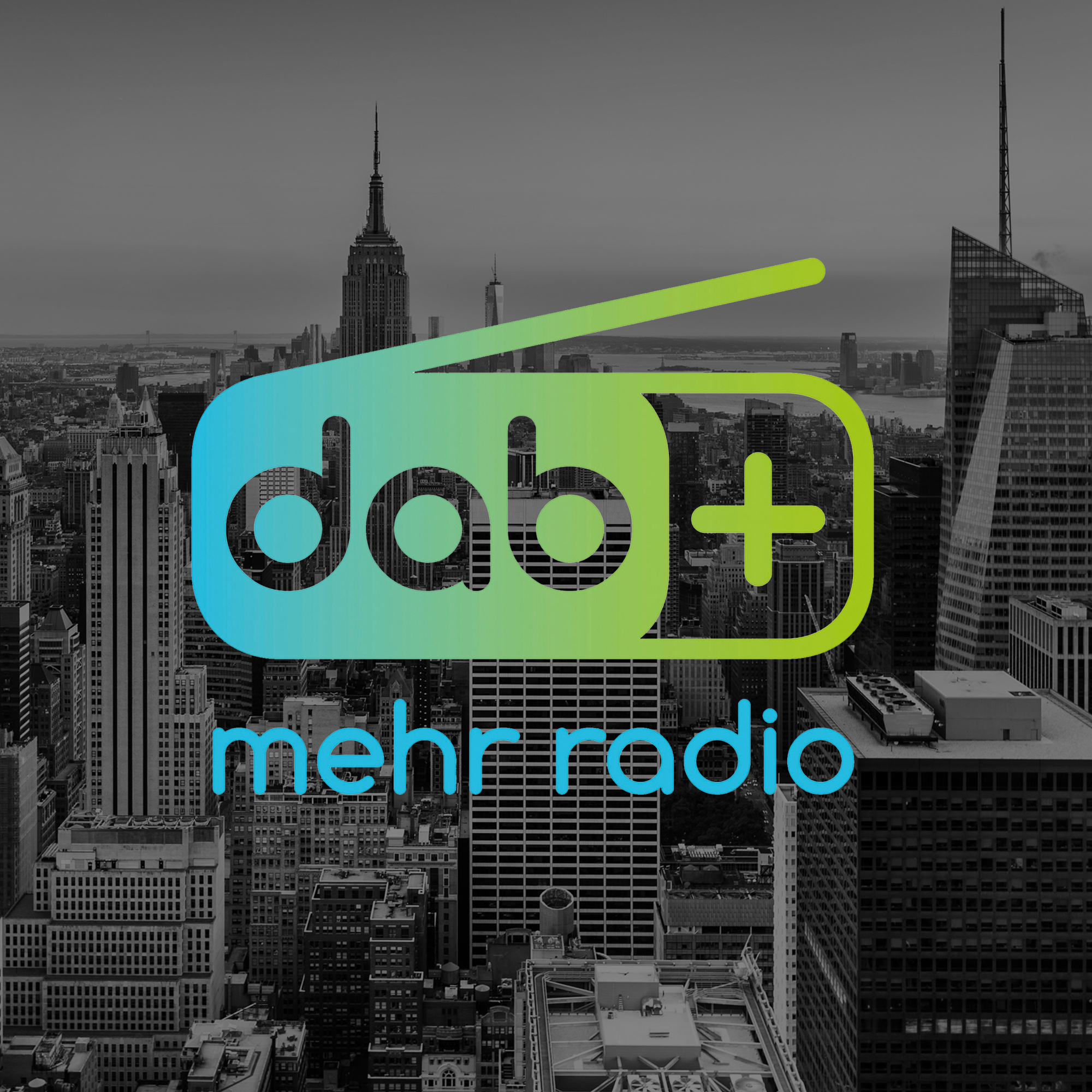 Un horizonte de la ciudad con un logotipo de radio colorido al frente. El logotipo incluye el texto 'dab+' y 'mehr radio'.