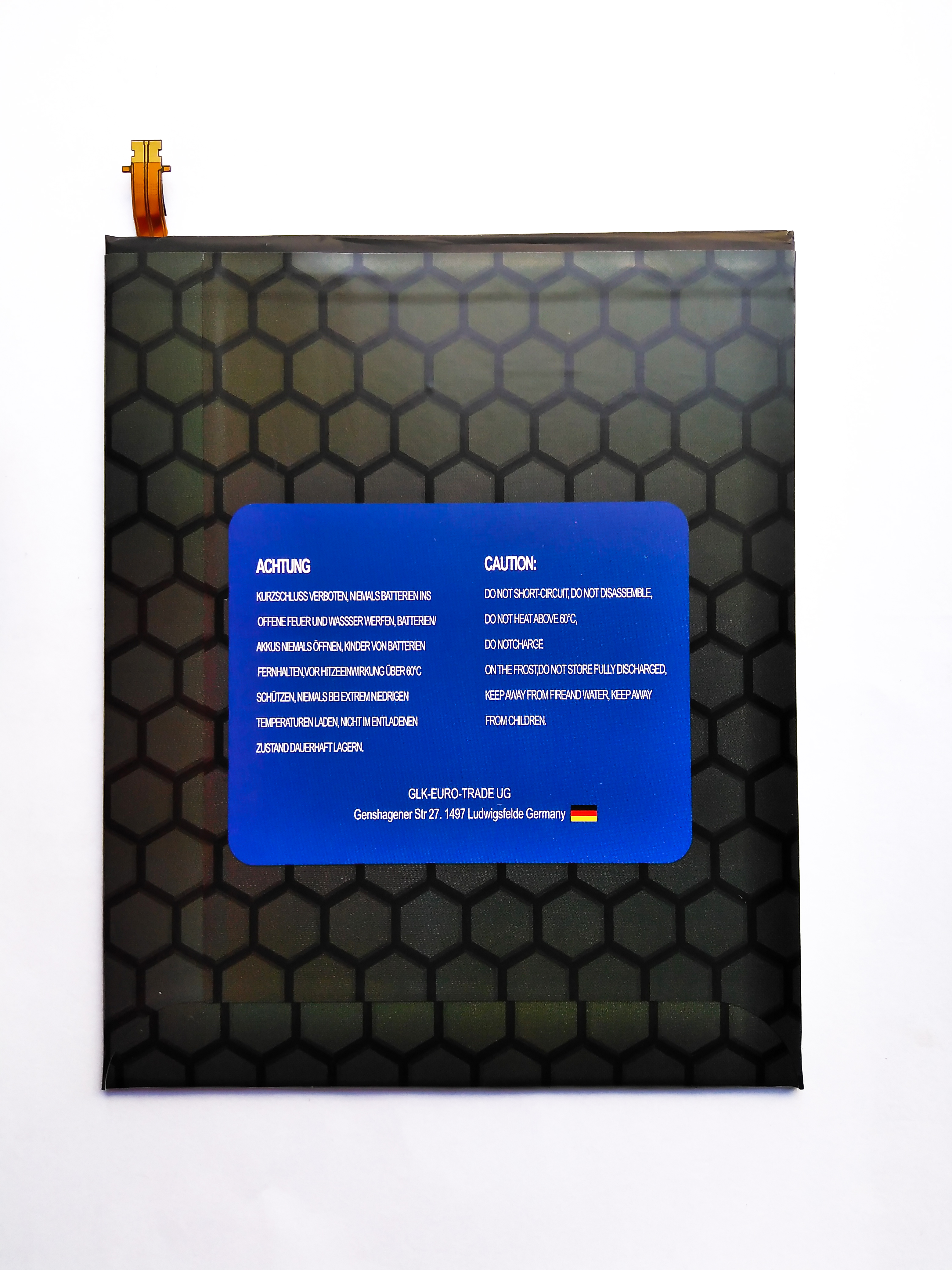 Schwarzer Akku mit blauem Aufkleber und Warnhinweisen in mehreren Sprachen auf weißem Untergrund.