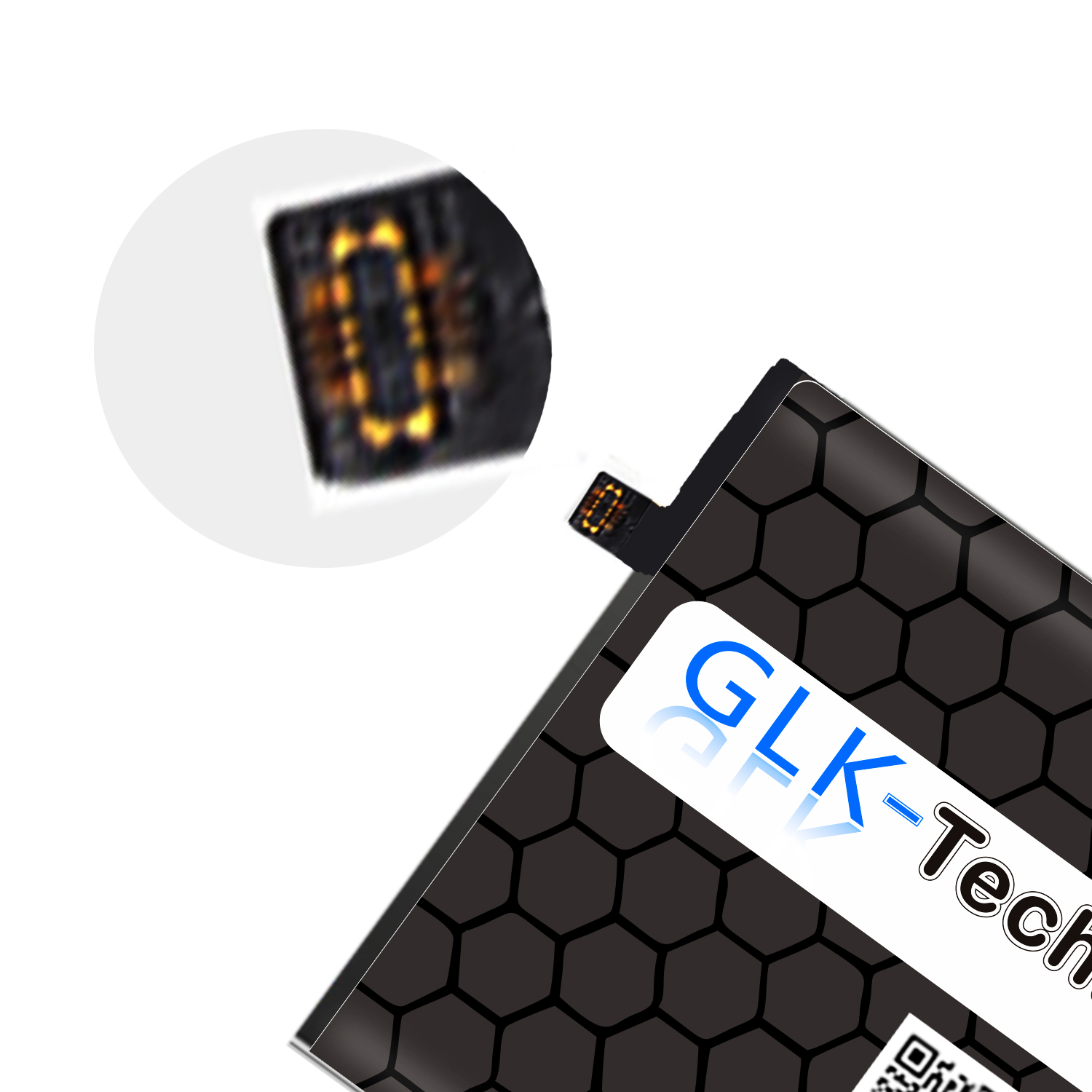 Nahaufnahme einer schwarzen Batterie mit Wabenmuster und 'GLK-Tech'-Etikett mit vergrößertem Anschlussdetail.