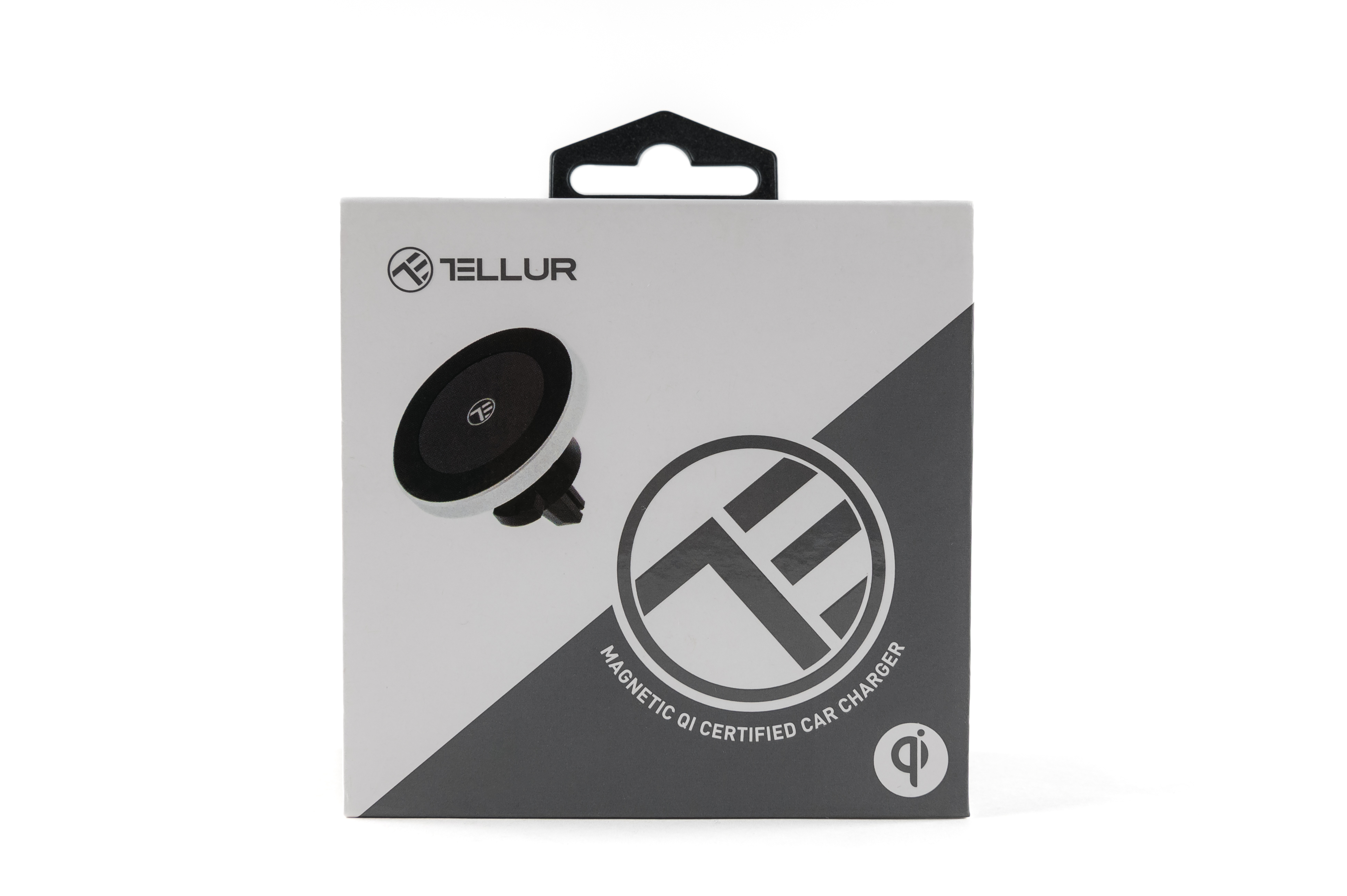 Pudełko z ładowarką samochodową. Pudełko jest białe, z czarnym logo. Ładowarka jest na pudełku.