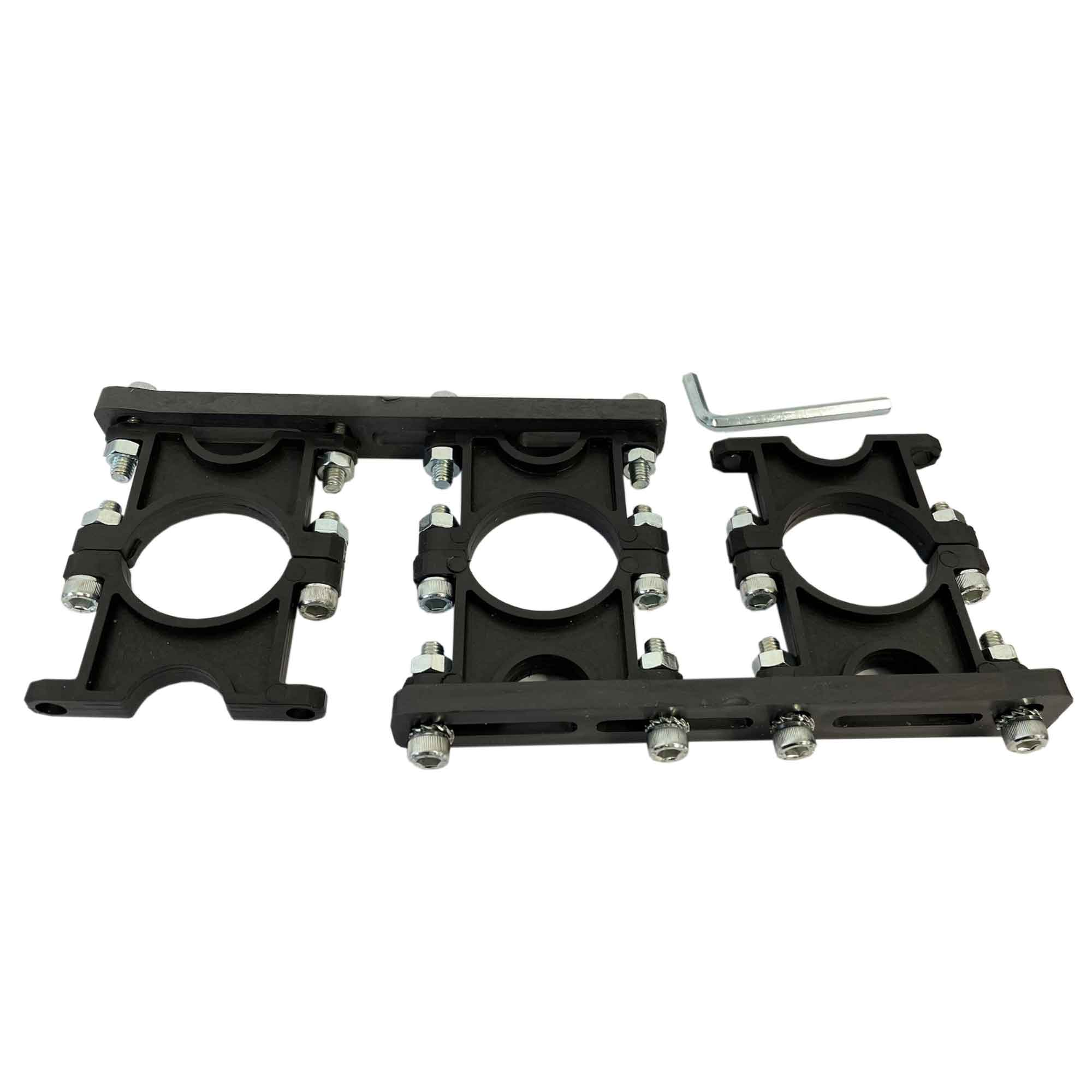 Schwarze Metallhalterungen mit Schrauben und einem Schraubenschlüssel.
