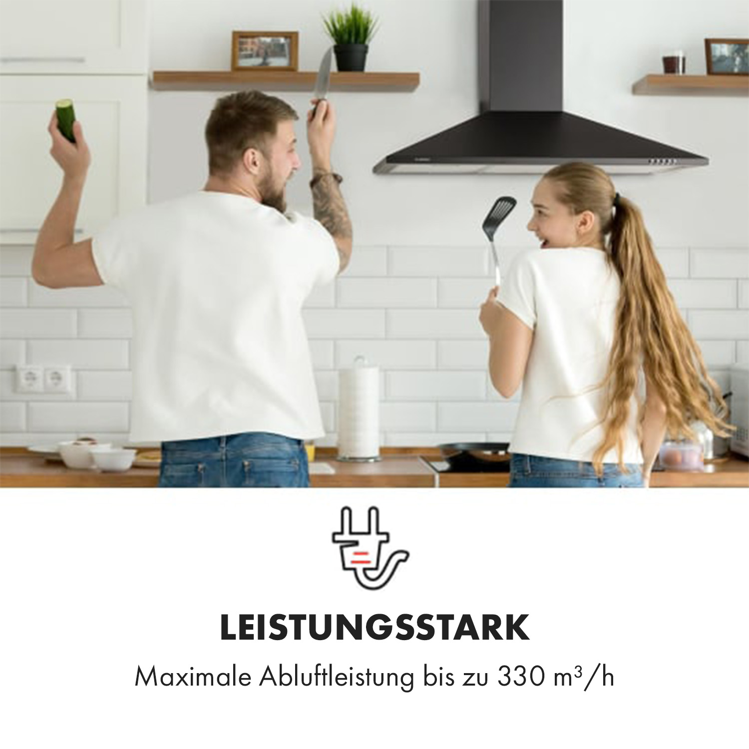 Dos personas en una cocina con utensilios de cocina. Uno sostiene un cuchillo, el otro una espátula.