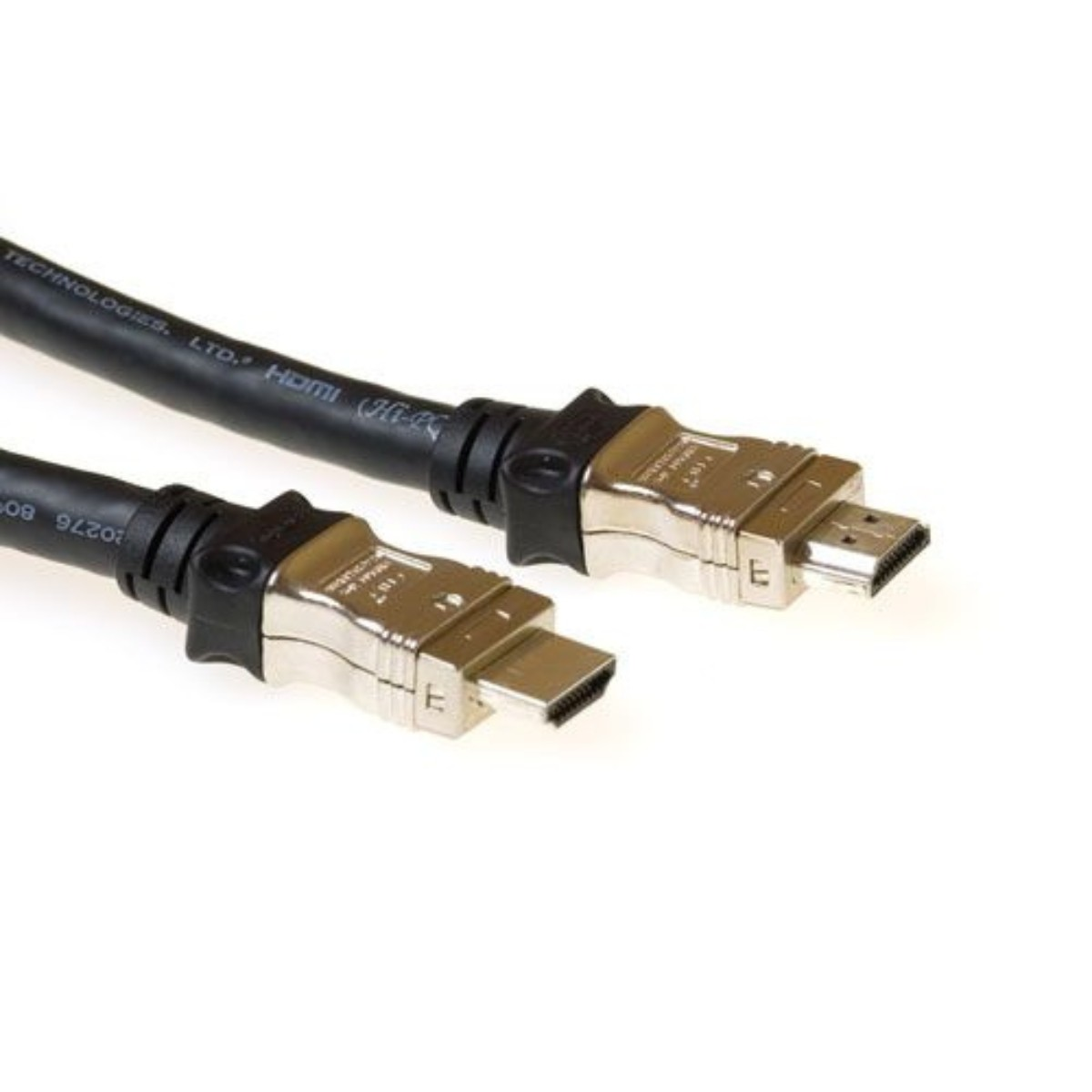 Twee HDMI-kabels met connectoren op een witte achtergrond. Close-up.