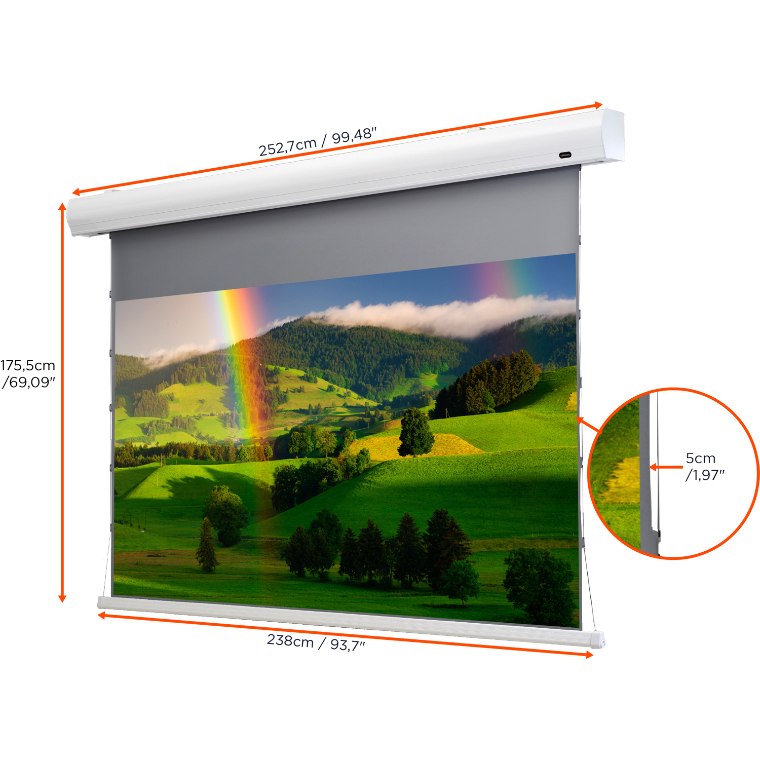 Eine Projektionsleinwand zeigt eine Landschaft mit Regenbogen, grünen Hügeln und Bäumen.