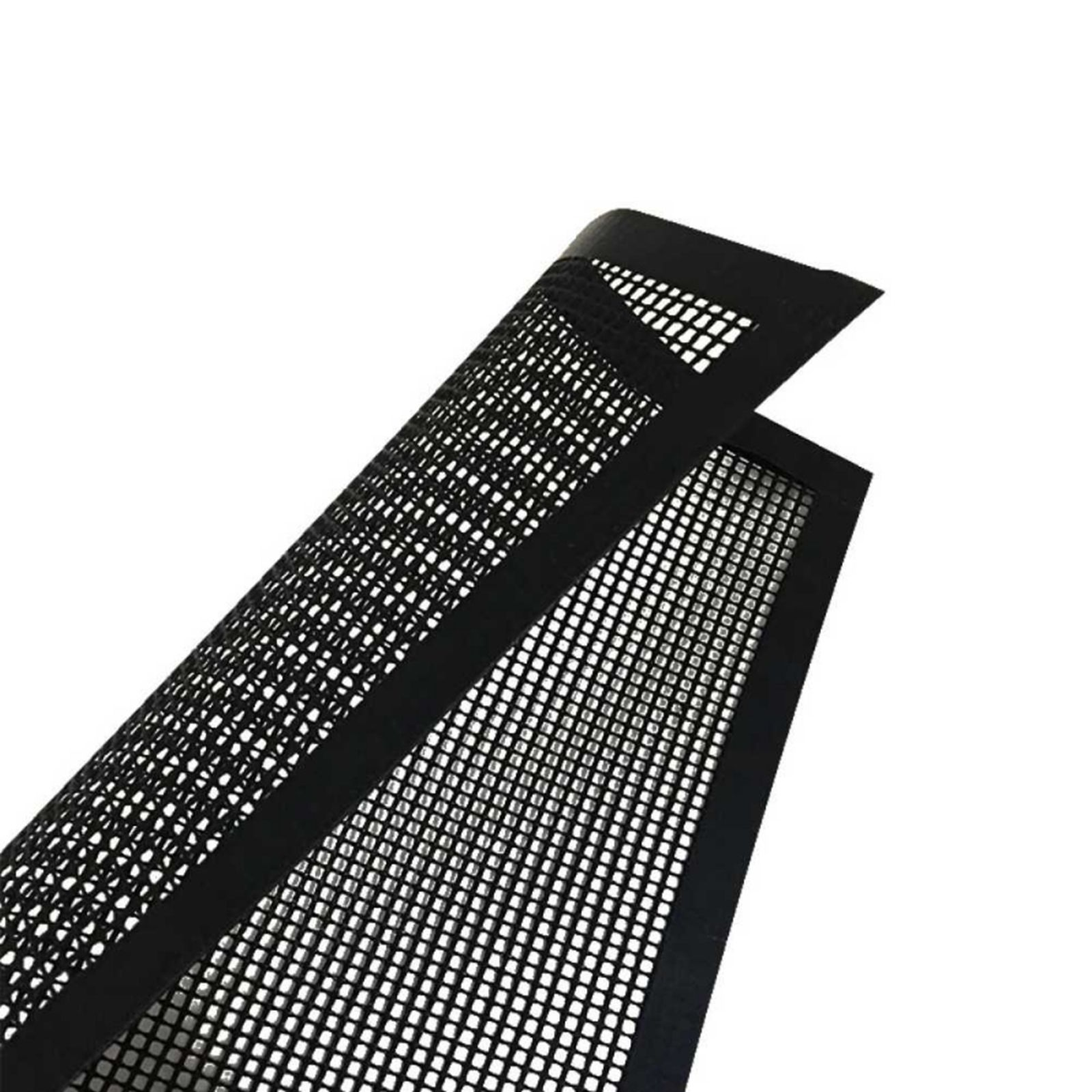 Zwei schwarze Mesh-Bögen, die sich in einem Winkel überlappen, vor weißem Hintergrund. Das Mesh hat kleine, quadratische Löcher.