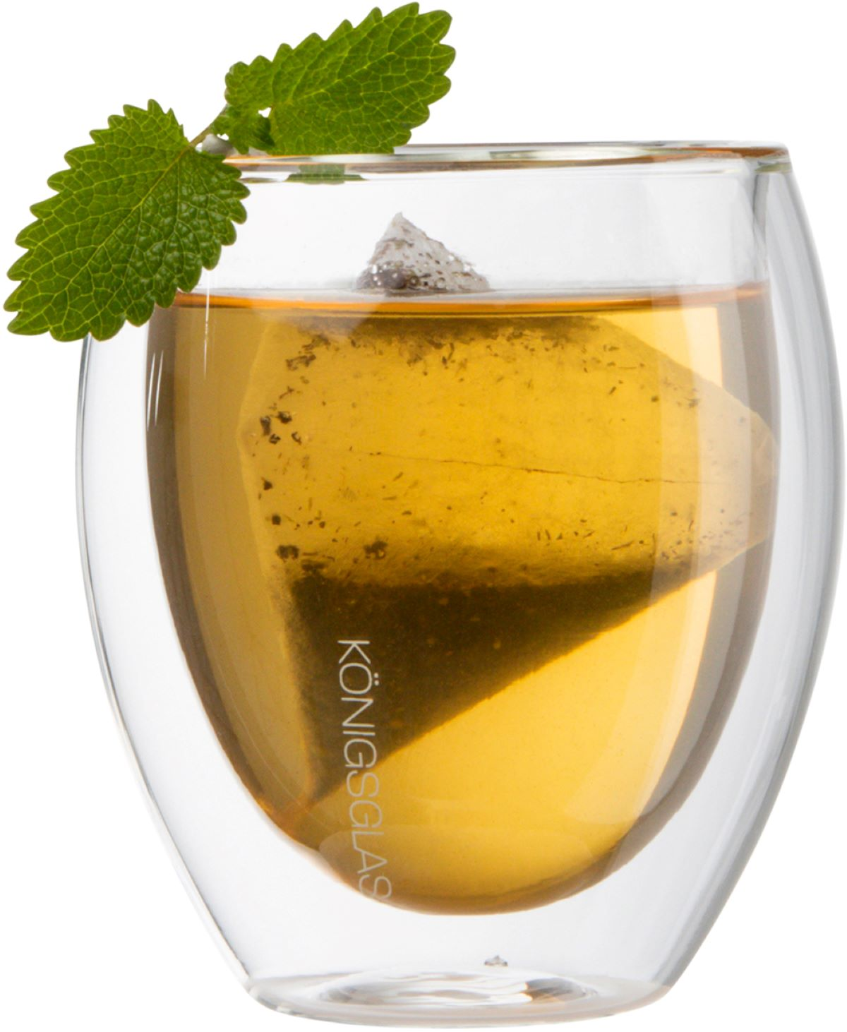 Ein Glas Tee mit Teebeutel und Minzblatt. Das Glas ist doppelwandig.