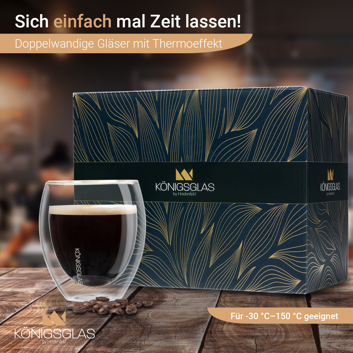 Zwei Kaffeegläser mit Kaffee und eine Schachtel mit Kaffeegläsern mit Text auf einem Holztisch.