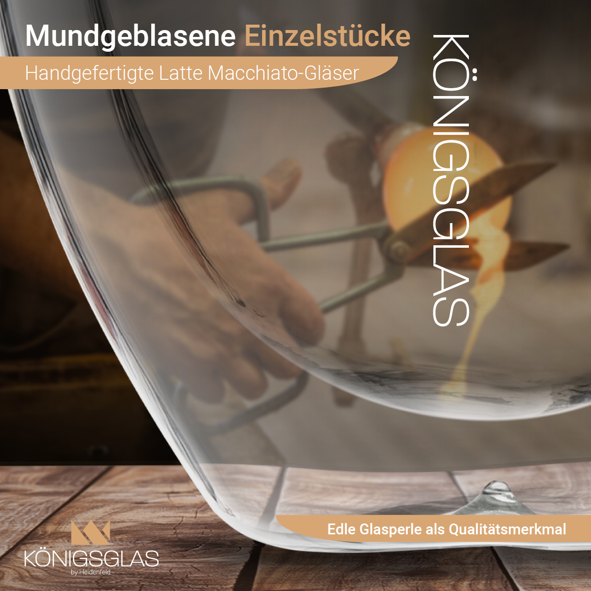 Ein Glas wird mit Werkzeugen geformt, mit dem Text 'KÖNIGSGLAS' an der Seite.
