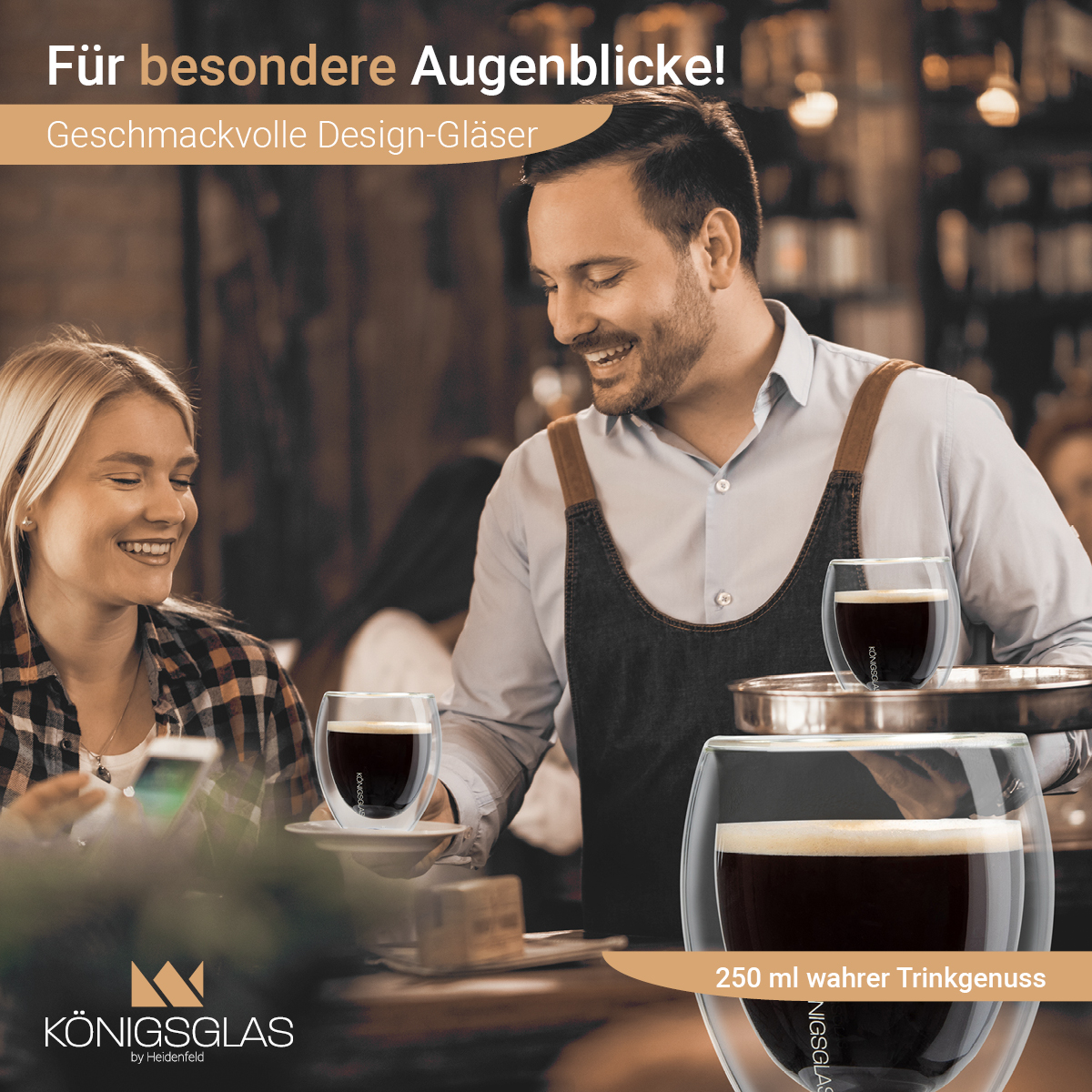 Ein Mann und eine Frau lächeln, während ein Kellner zwei Kaffeegläser hält.