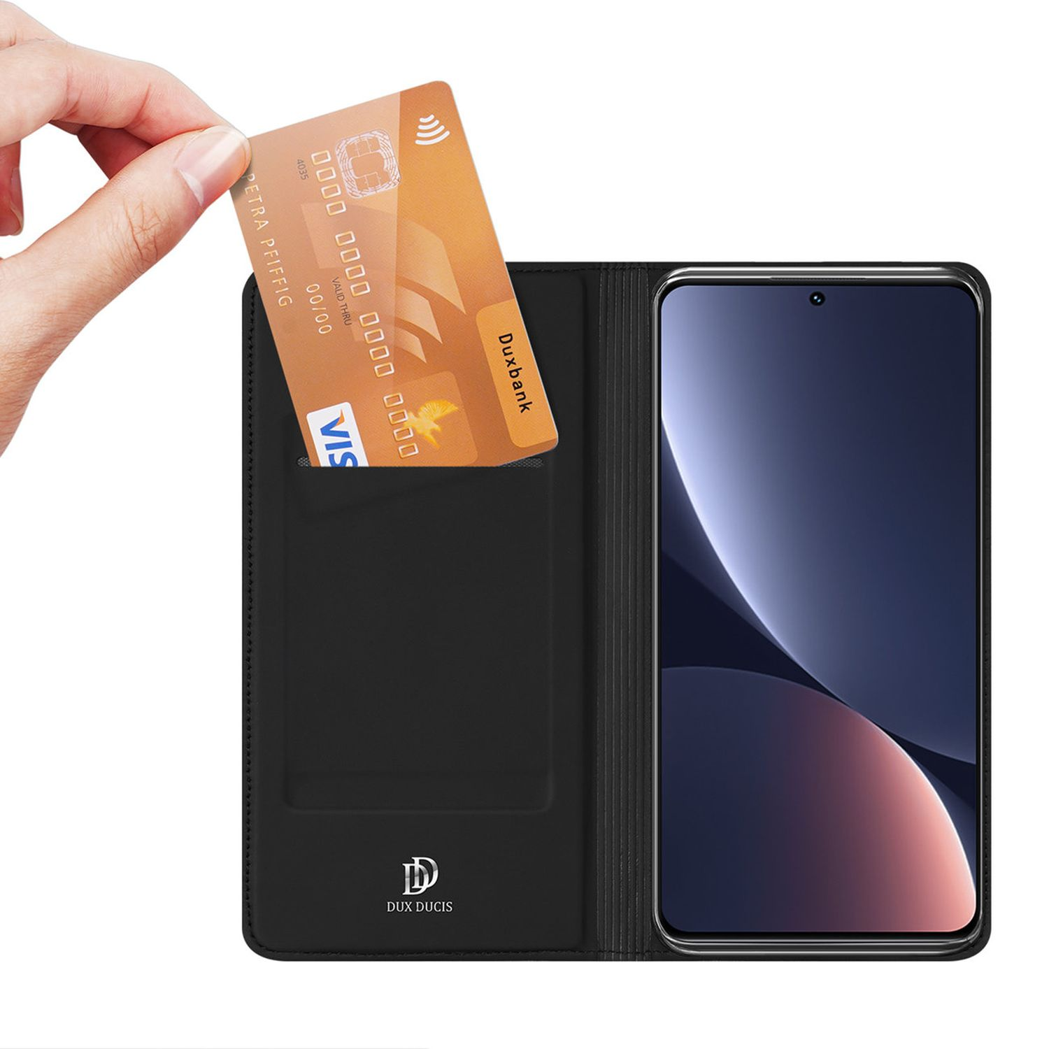 Mano che tiene carta di credito sopra custodia nera con telefono dentro.