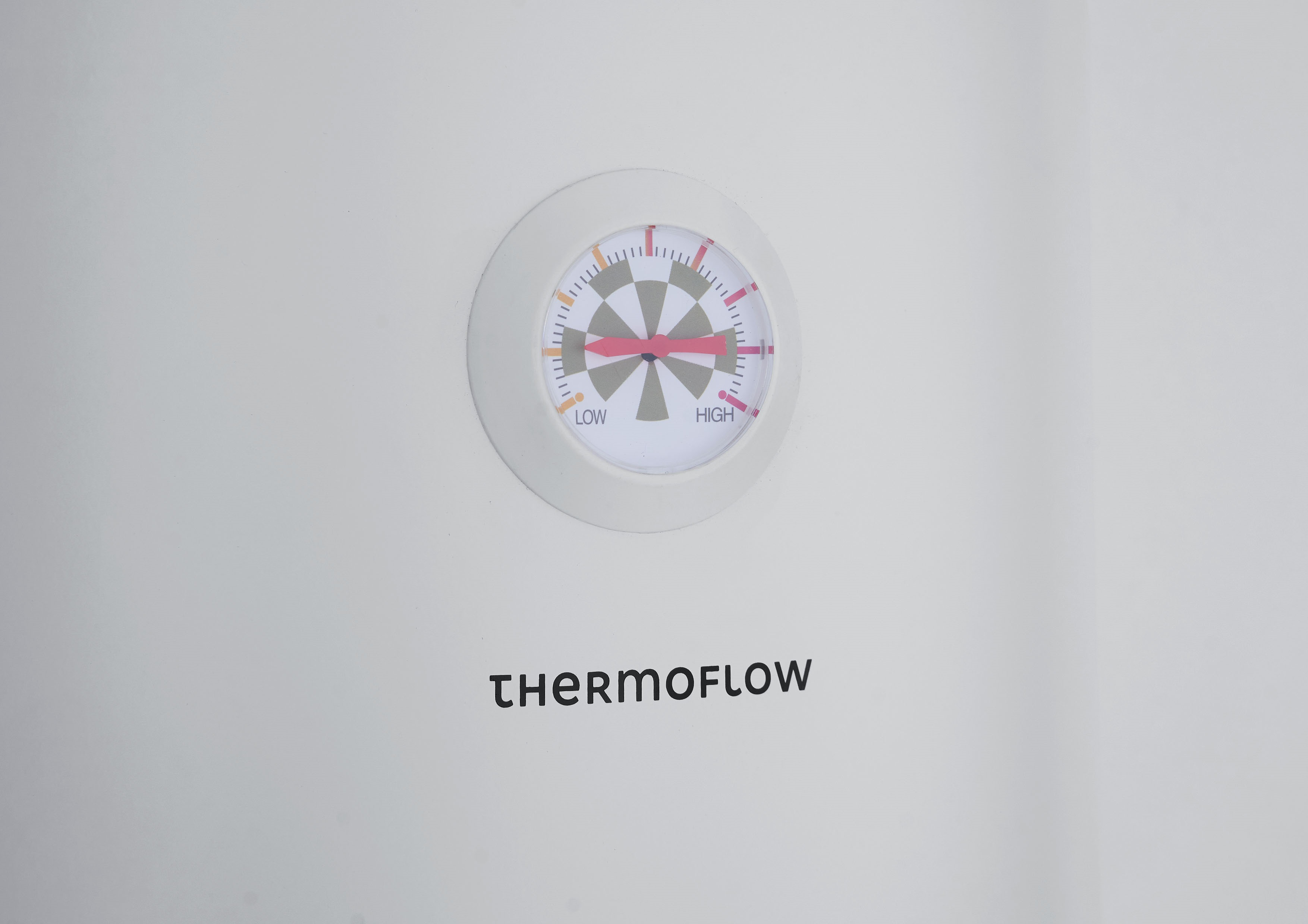 Ein weißes Thermometer mit rotem Zeiger auf einem weißen Hintergrund mit dem Text THERMOFLOW.