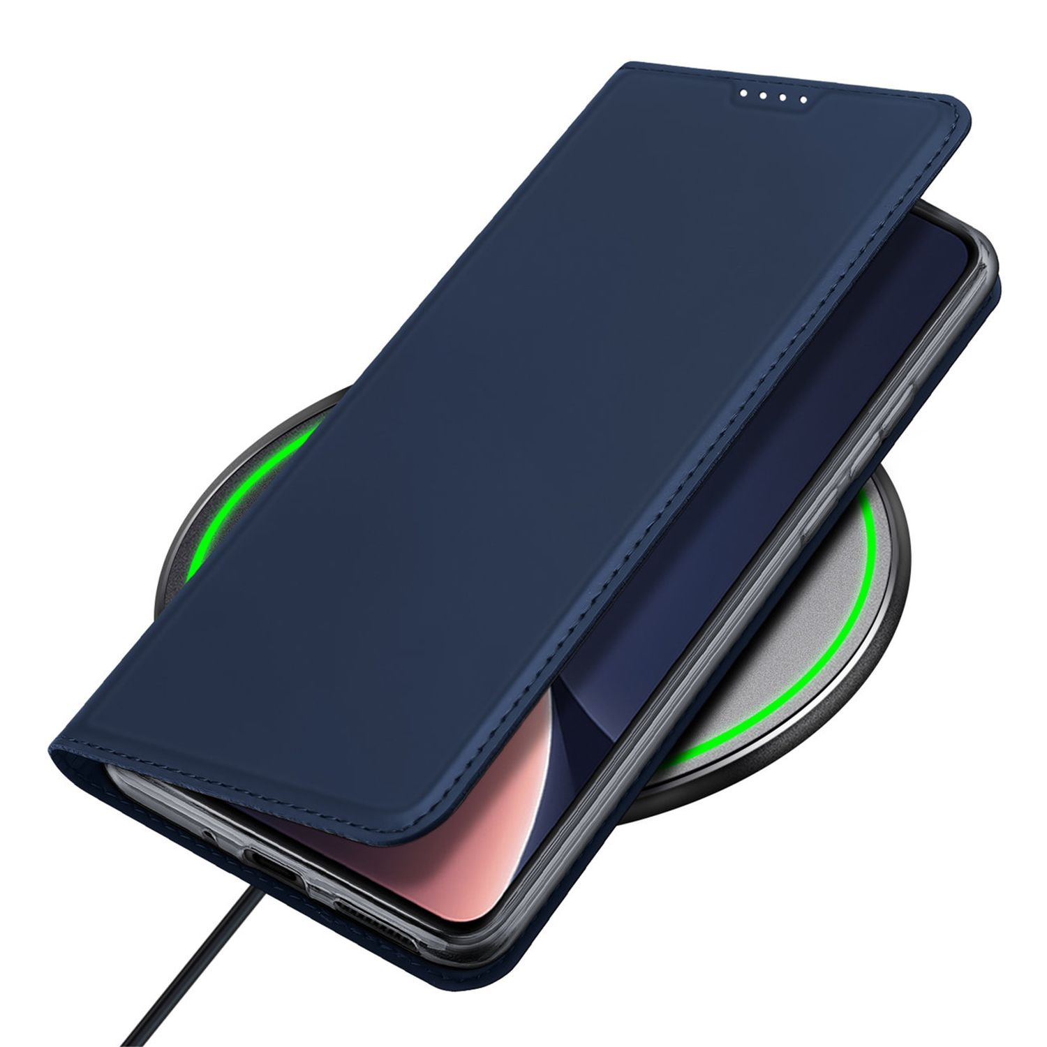 Ein marineblaues Telefon in einer Hülle liegt auf einem kabellosen Ladegerät. Das Ladegerät ist schwarz.
