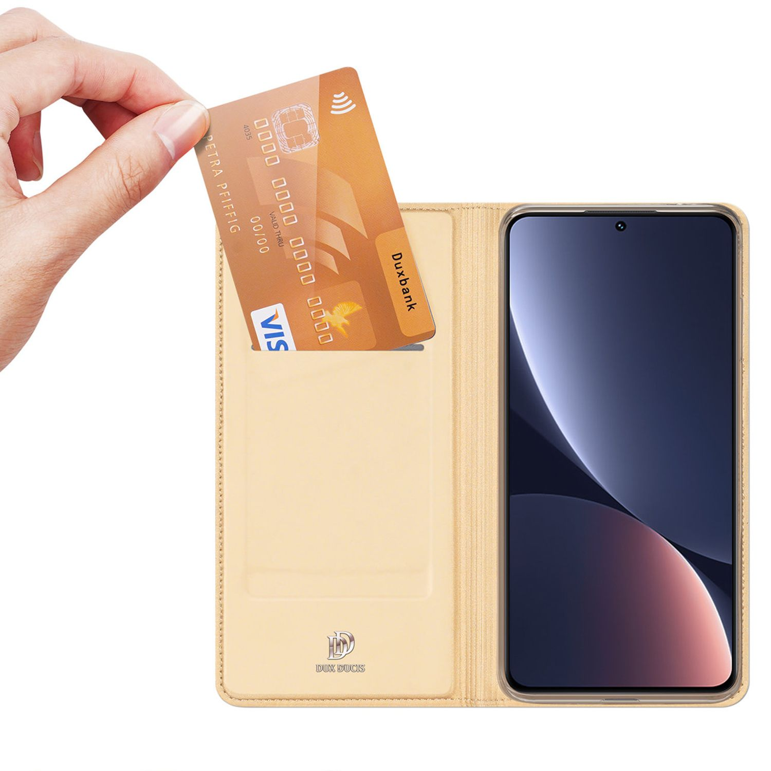Mano che inserisce carta di credito in custodia telefono con telefono dentro. Beige e oro.
