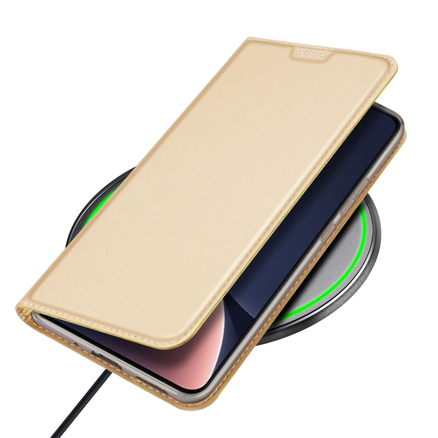 Una custodia dorata per telefono su un caricabatterie wireless, con cavo di alimentazione nero.
