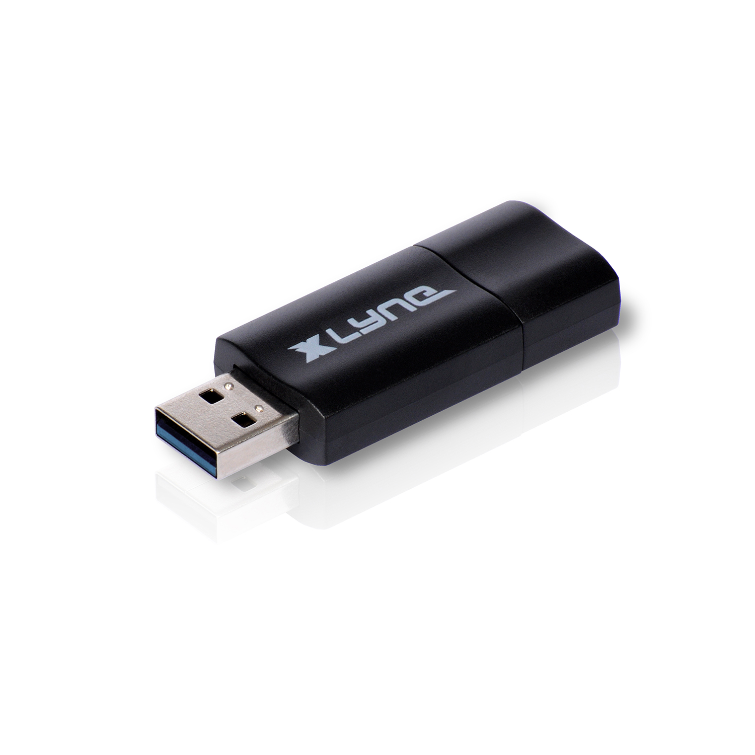 Ein schwarzer USB-Stick mit dem Wort XLynq darauf, auf einer weißen Oberfläche mit Reflexion.