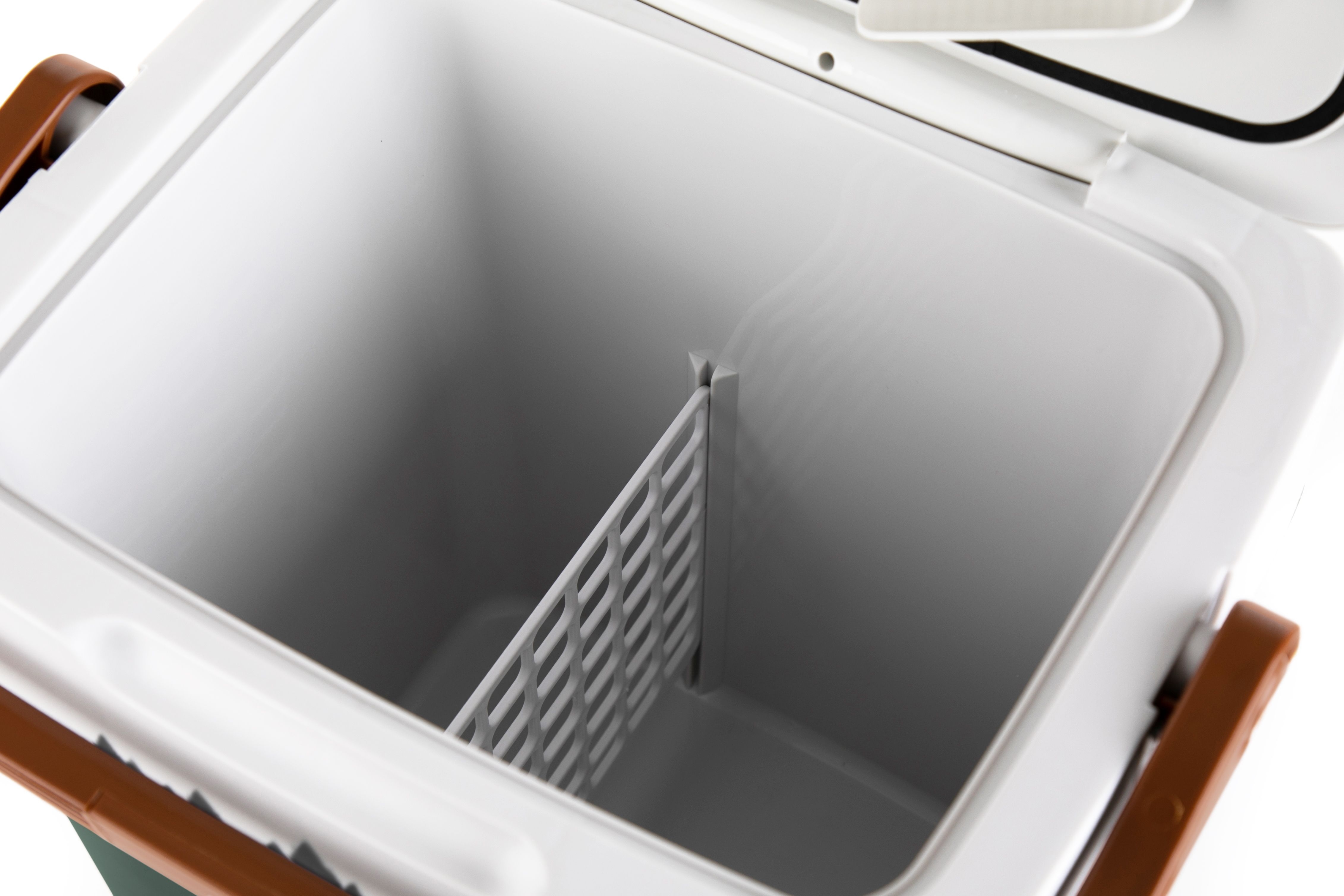 Eine offene Kühlbox mit Trennwand, die die Innenfächer und Struktur zeigt.