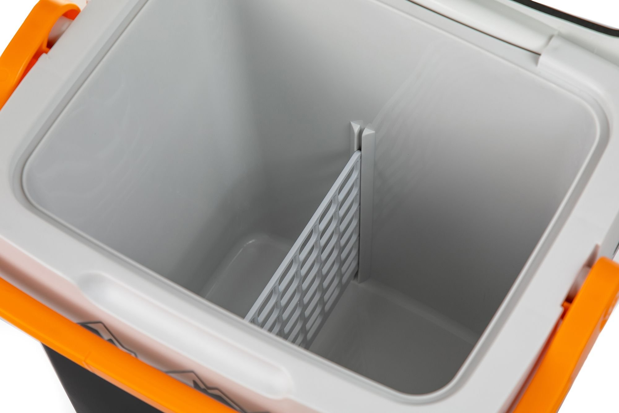 Innerhalb einer weißen und orangenen Kühlbox. Ein grauer Teiler ist sichtbar. Die Kühlbox ist leer.