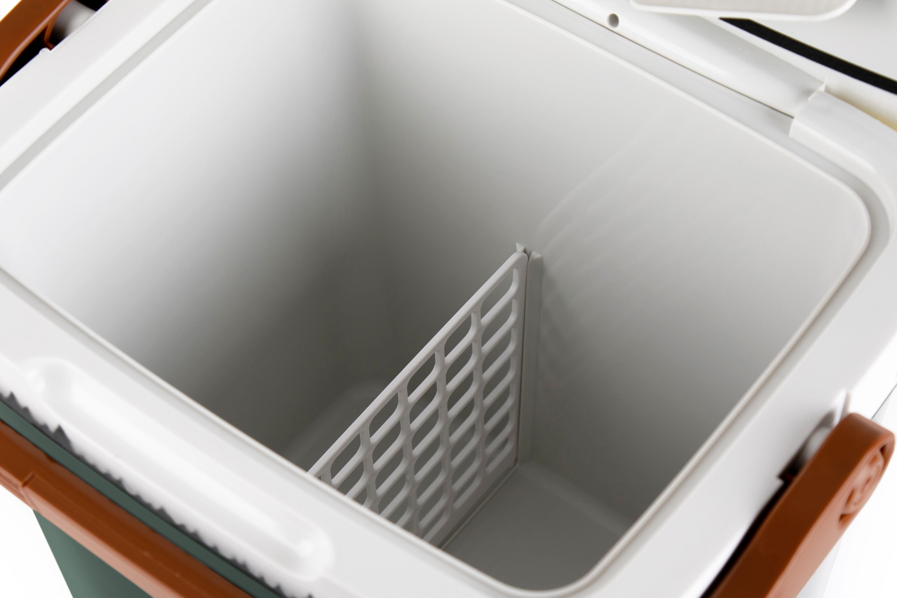 Offener Kühlbox-Innenraum mit weißen Wänden und einem weißen Trenner. Braune und grüne Außenseite.