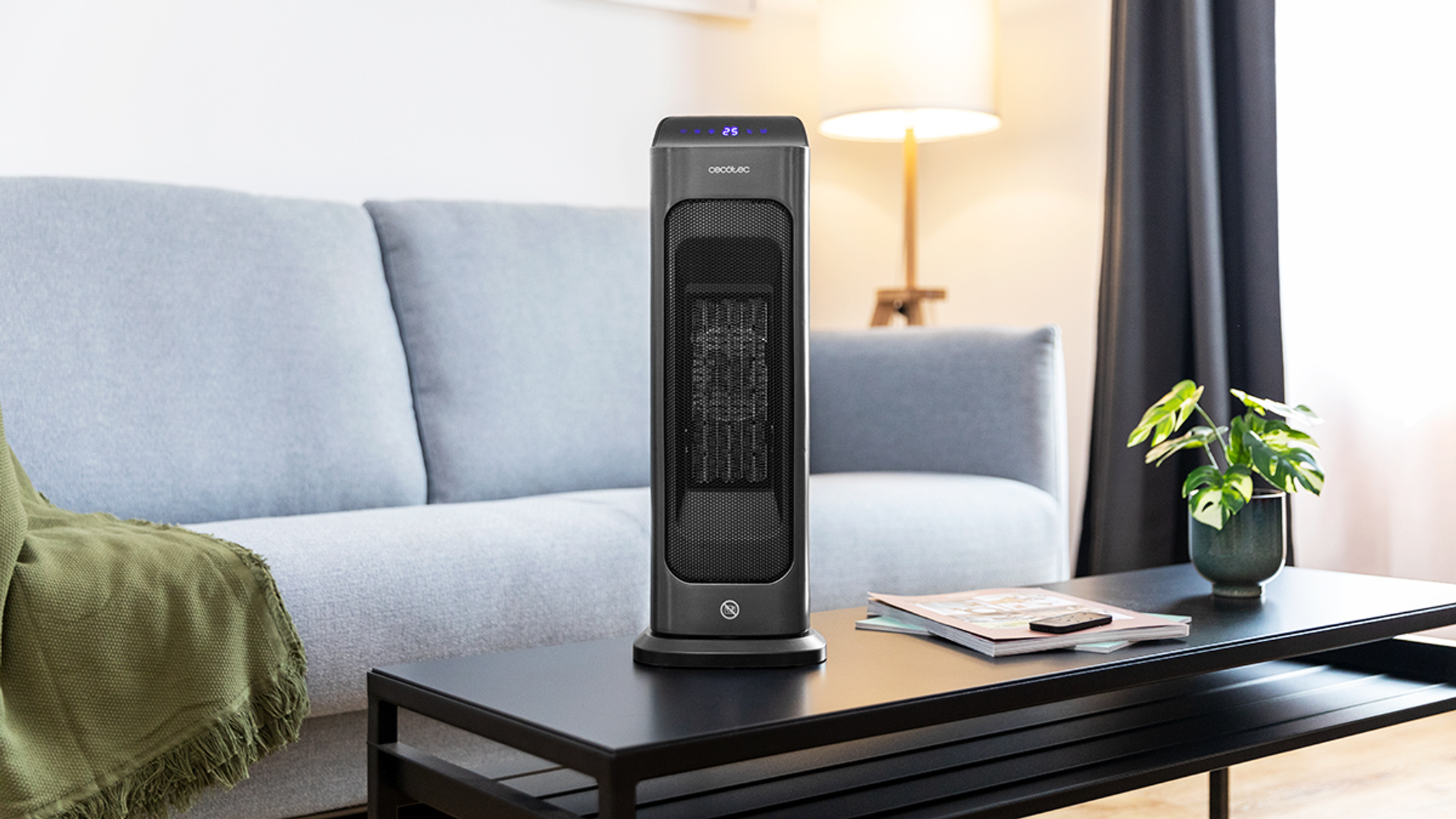 Czarny grzejnik na stole w salonie.