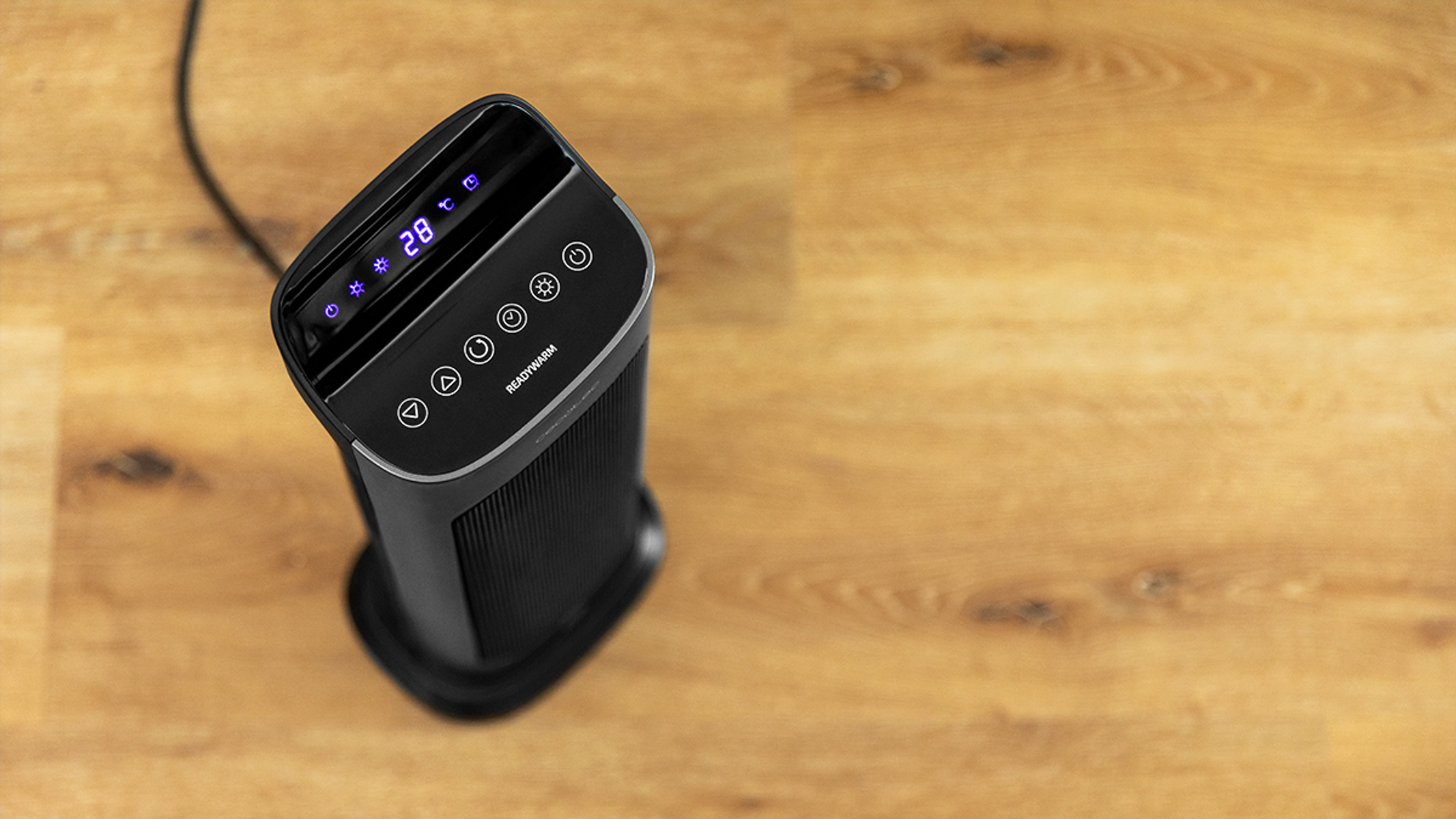 Czarny i szary grzejnik na drewnianej podłodze. Widok z góry.