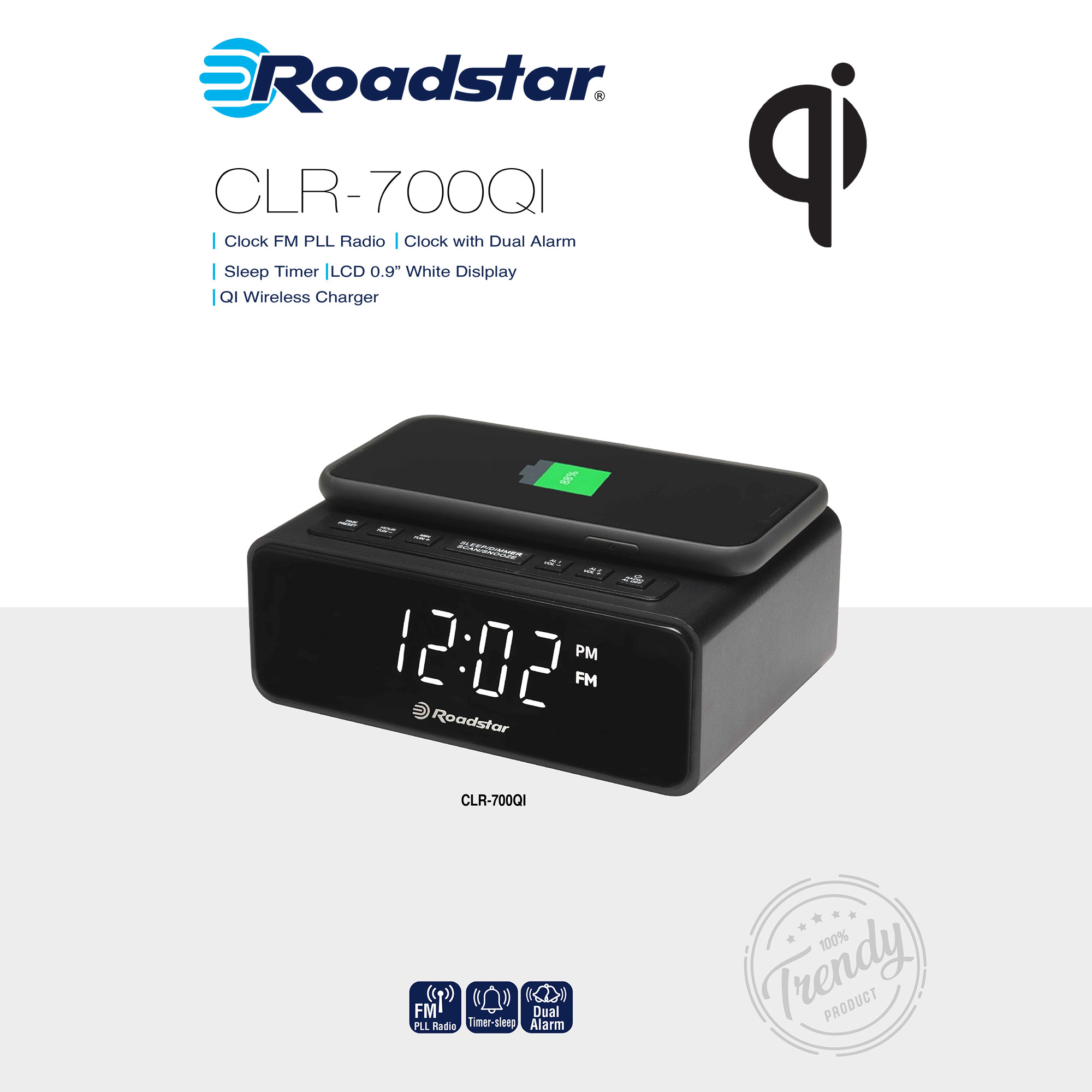 Un despertador Roadstar negro con un teléfono cargándose encima, sobre fondo blanco.