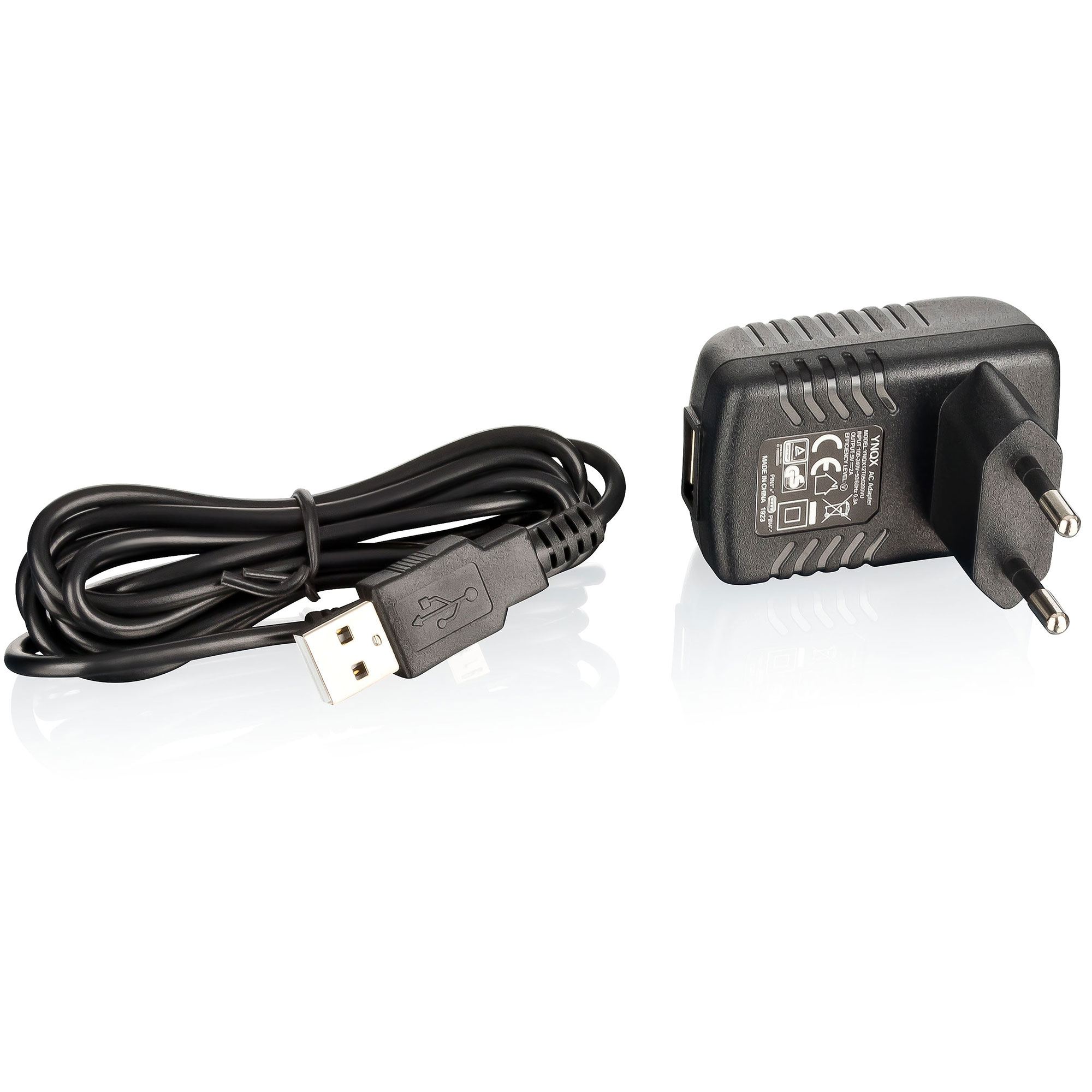 Un cable USB y un adaptador de corriente negro sobre un fondo blanco.