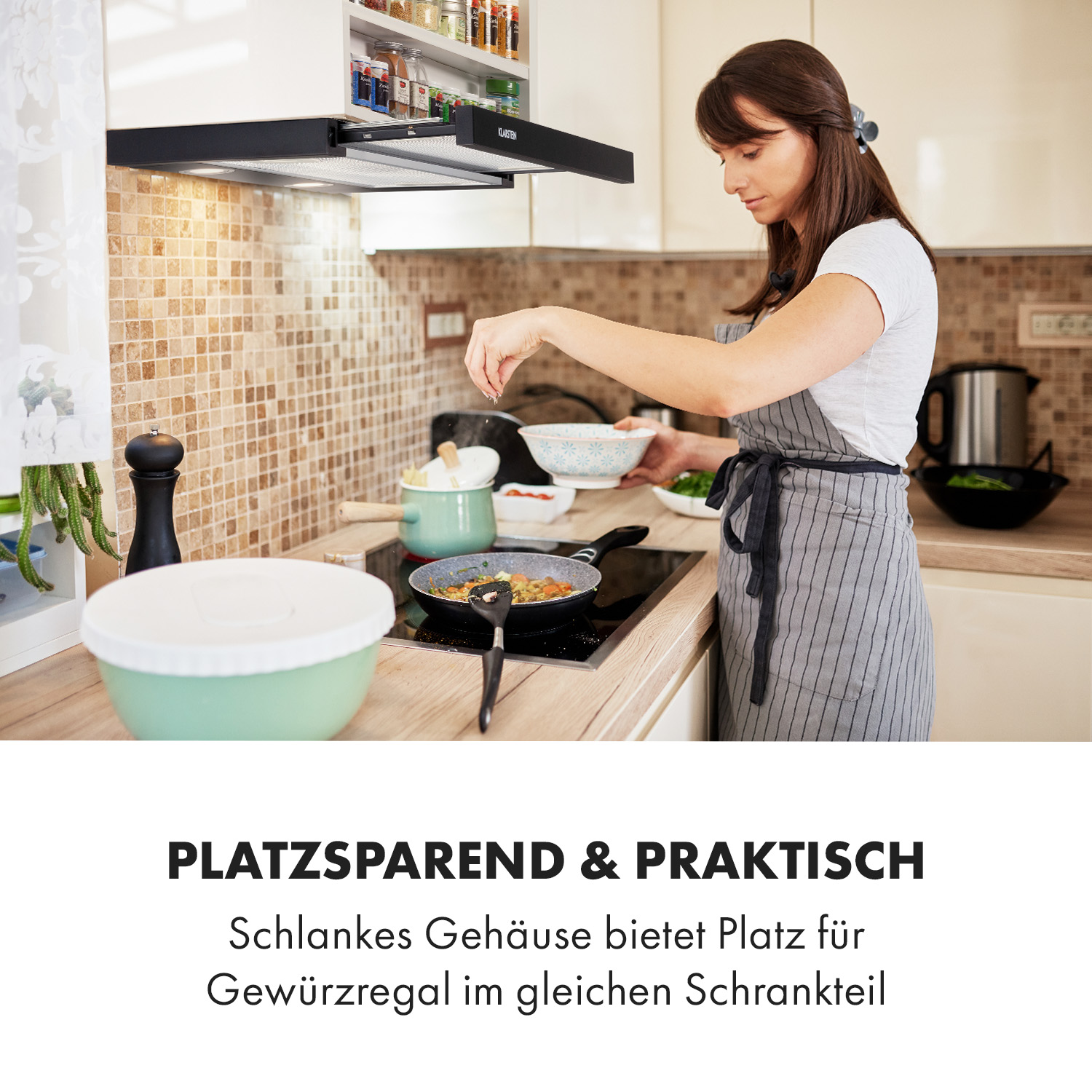 Mujer cocinando en cocina. Texto: Ahorro de espacio y práctico. Carcasa delgada ofrece espacio para especiero.