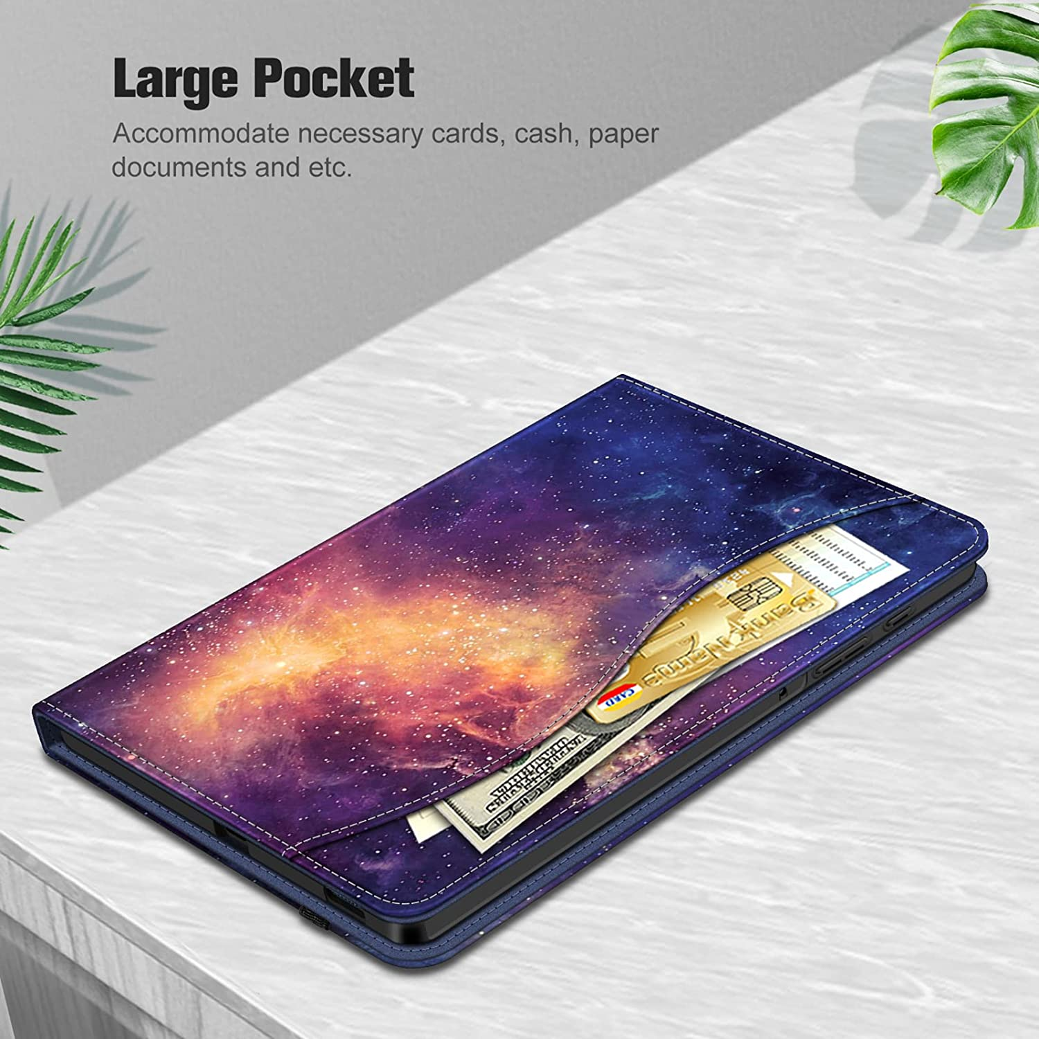 Tablethülle, blau-lila Galaxiemuster. Kreditkarte und Bargeld in der Tasche. Text: Large Pocket.