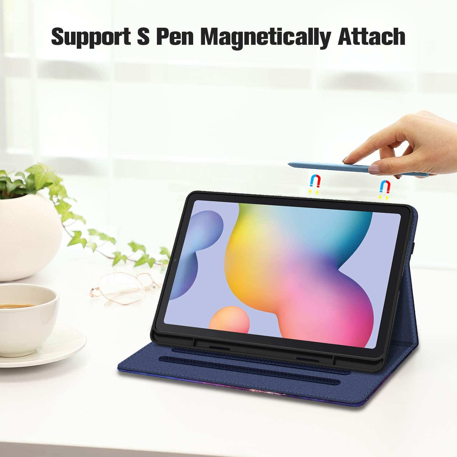 Tablet in blauem Etui mit magnetisch befestigtem S Pen. Eine Hand hält den Stift.