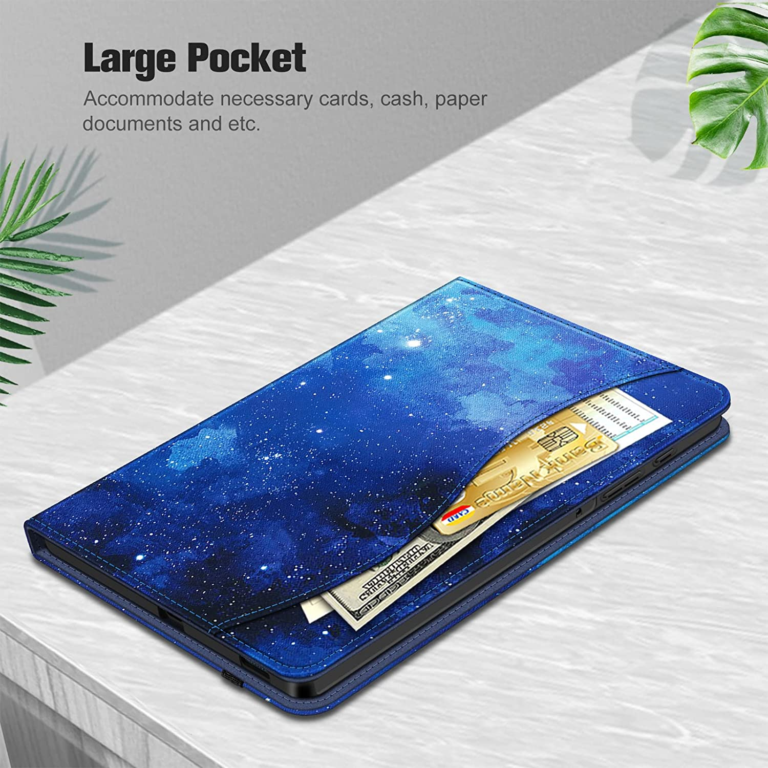 Blaue Tablethülle mit Galaxiemuster, Karten und Geld in der Tasche.