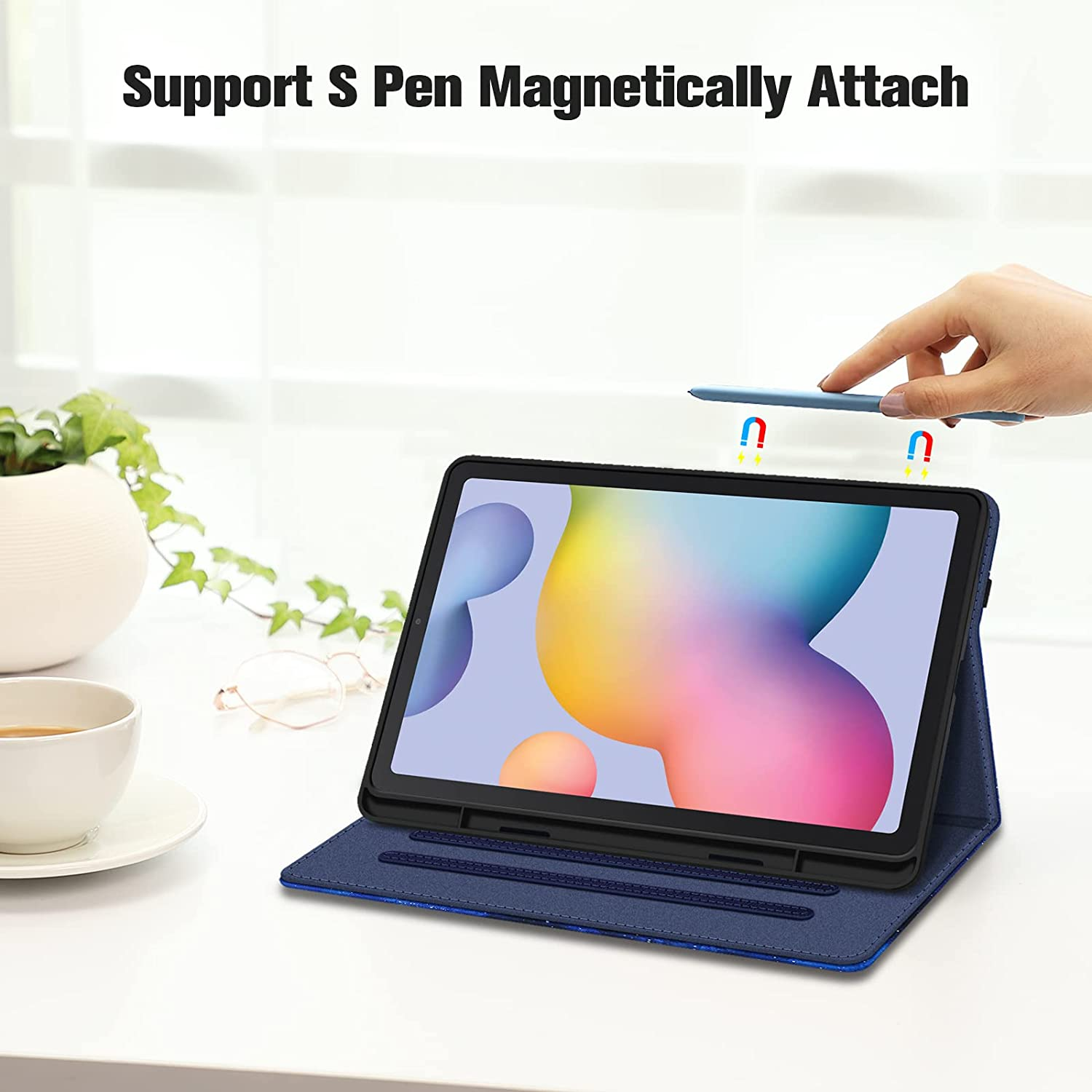Ein Tablet auf einem Schreibtisch mit magnetisch befestigtem Stift, einer Tasse und einer Brille. Weißer Hintergrund.