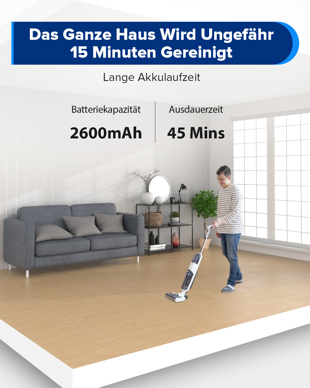 Ein Mann, der mit einem kabellosen Staubsauger einen Raum saugt, eine Couch und ein Regal im Hintergrund.