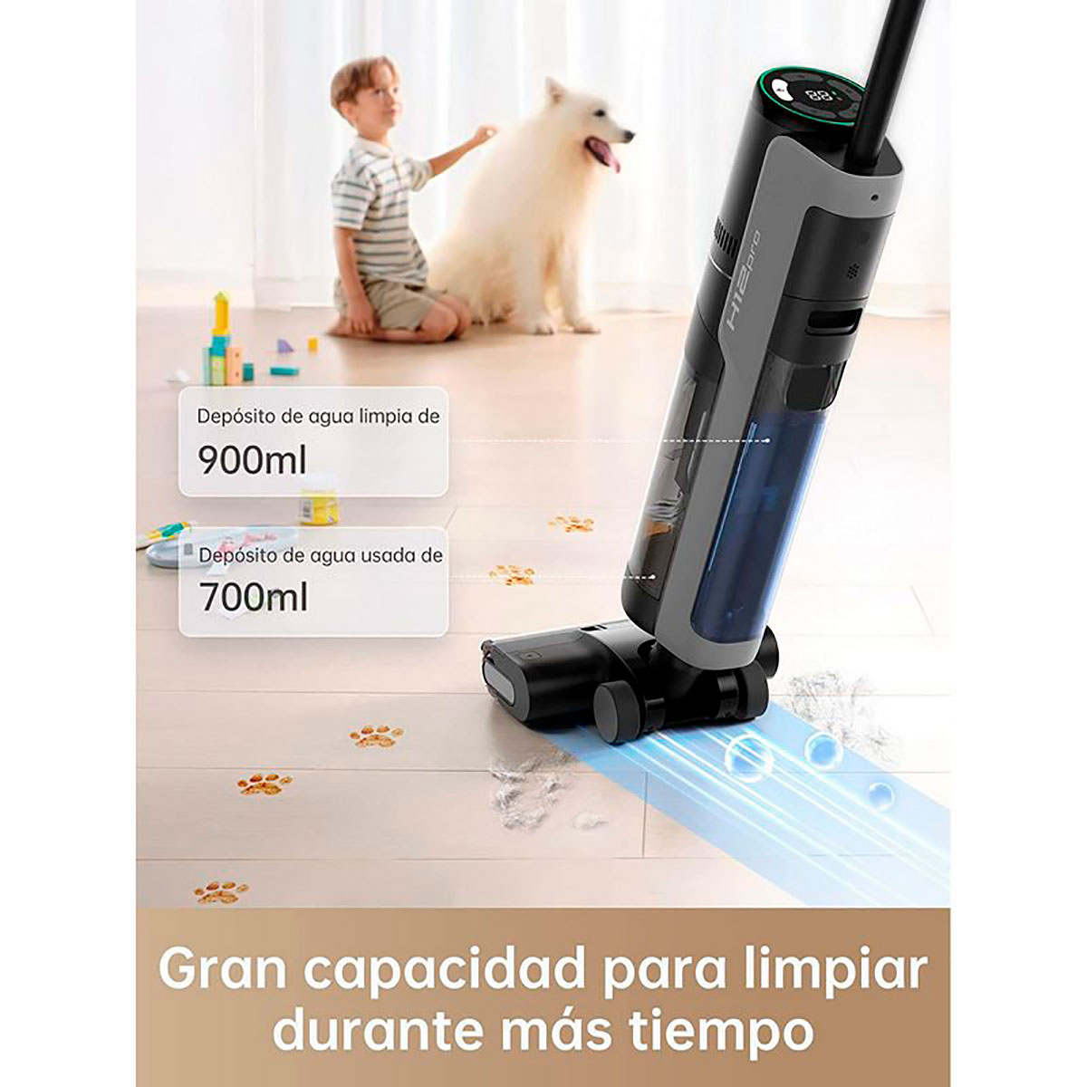 Un aspirapolvere senza fili pulisce il pavimento con un bambino e un cane sullo sfondo.