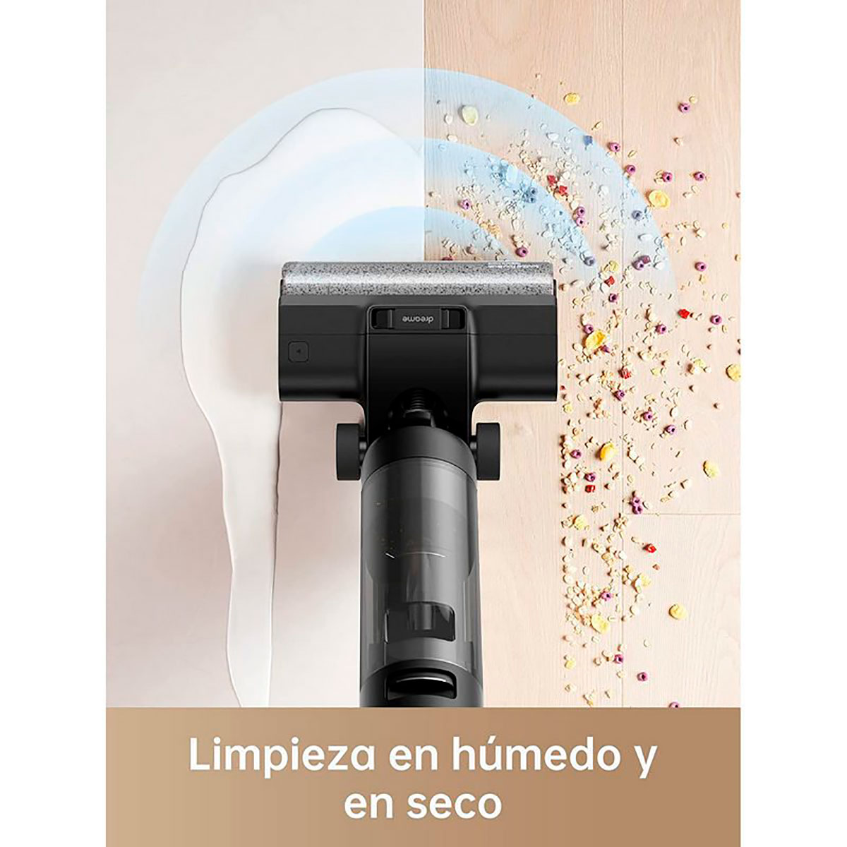 Una testina di aspirapolvere pulisce una superficie, con acqua e detriti mostrati.