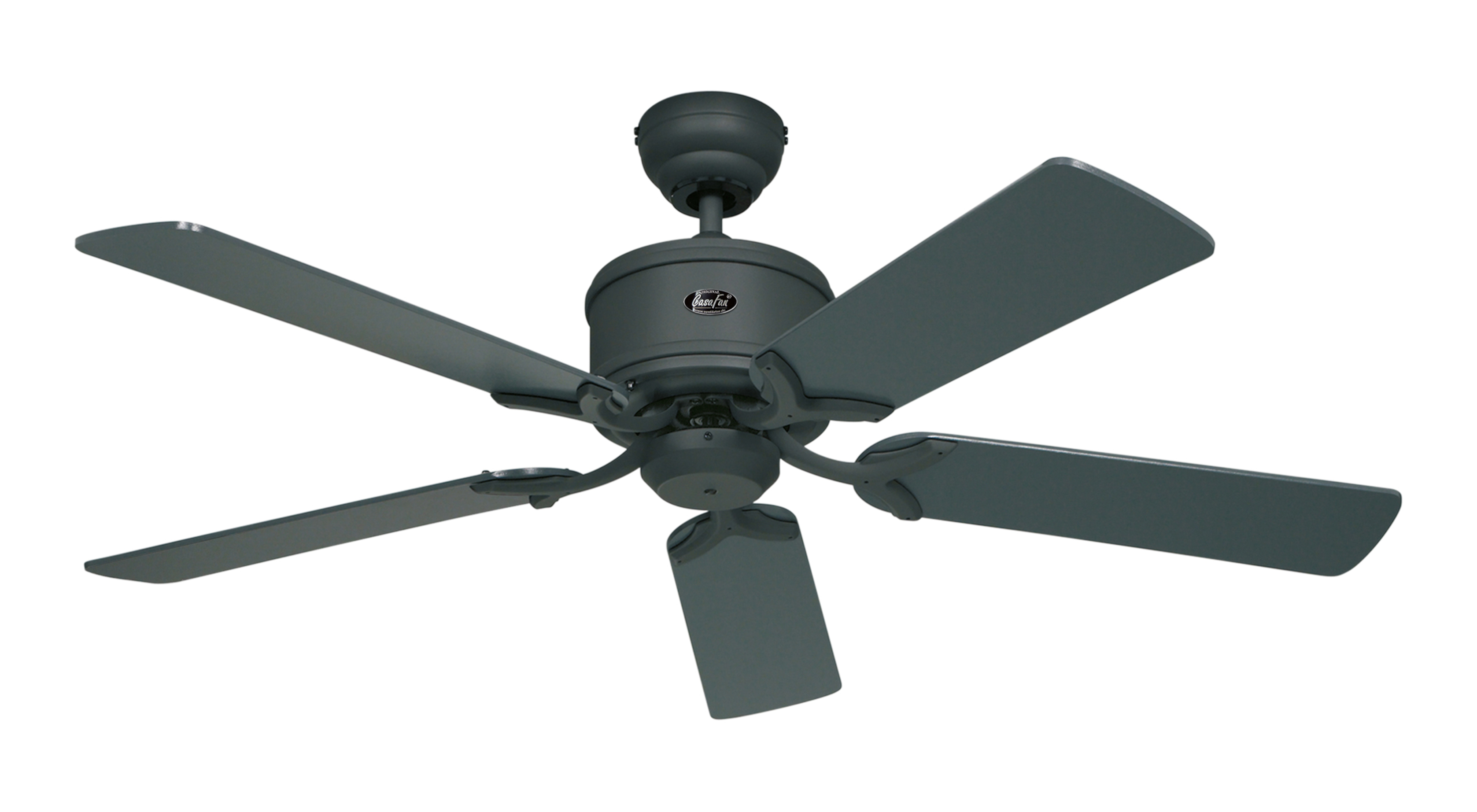 Ventilatore da soffitto grigio con cinque pale su sfondo bianco. Il ventilatore è visto dal basso.