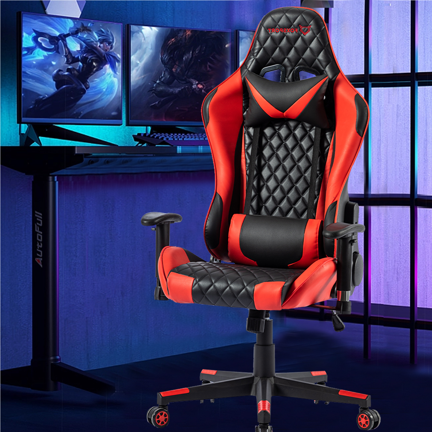Ein roter und schwarzer Gaming-Stuhl mit einem schwarzen Schreibtisch und Monitoren im Hintergrund.