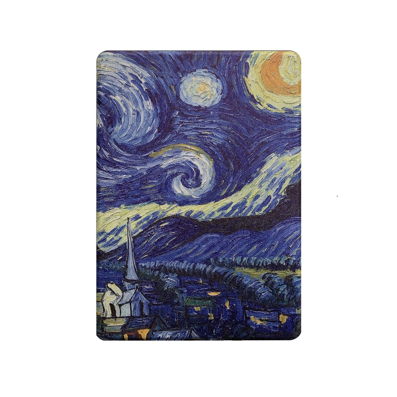 Ein rechteckiges Gemälde von Van Goghs "Sternennacht", das einen wirbelnden Nachthimmel über einem Dorf zeigt.