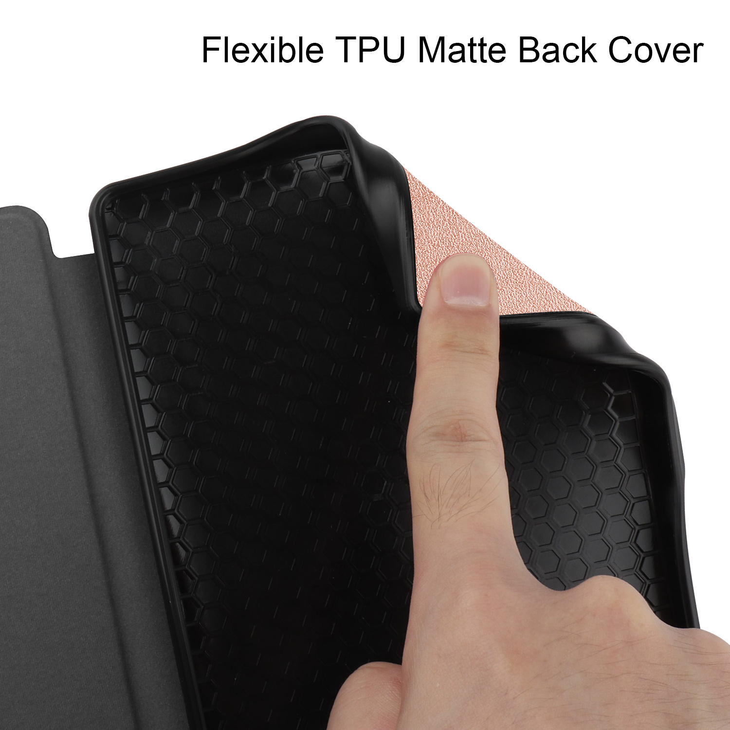 Ein Finger hebt einen Teil einer schwarzen Tablet-Hülle an und zeigt die Innenstruktur.