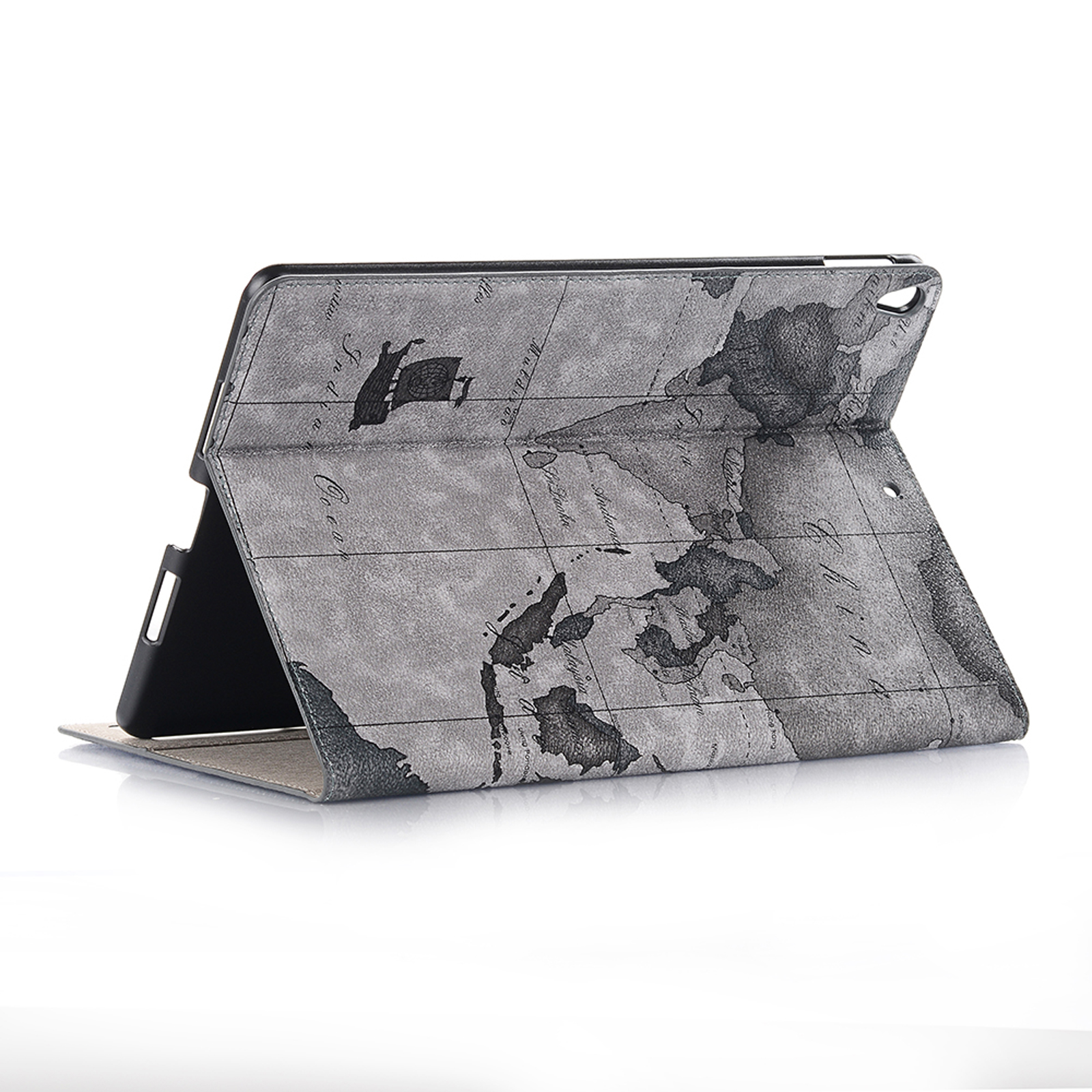Tablet-Hülle offen, mit Weltkarten-Design, stehend auf einer Oberfläche.
