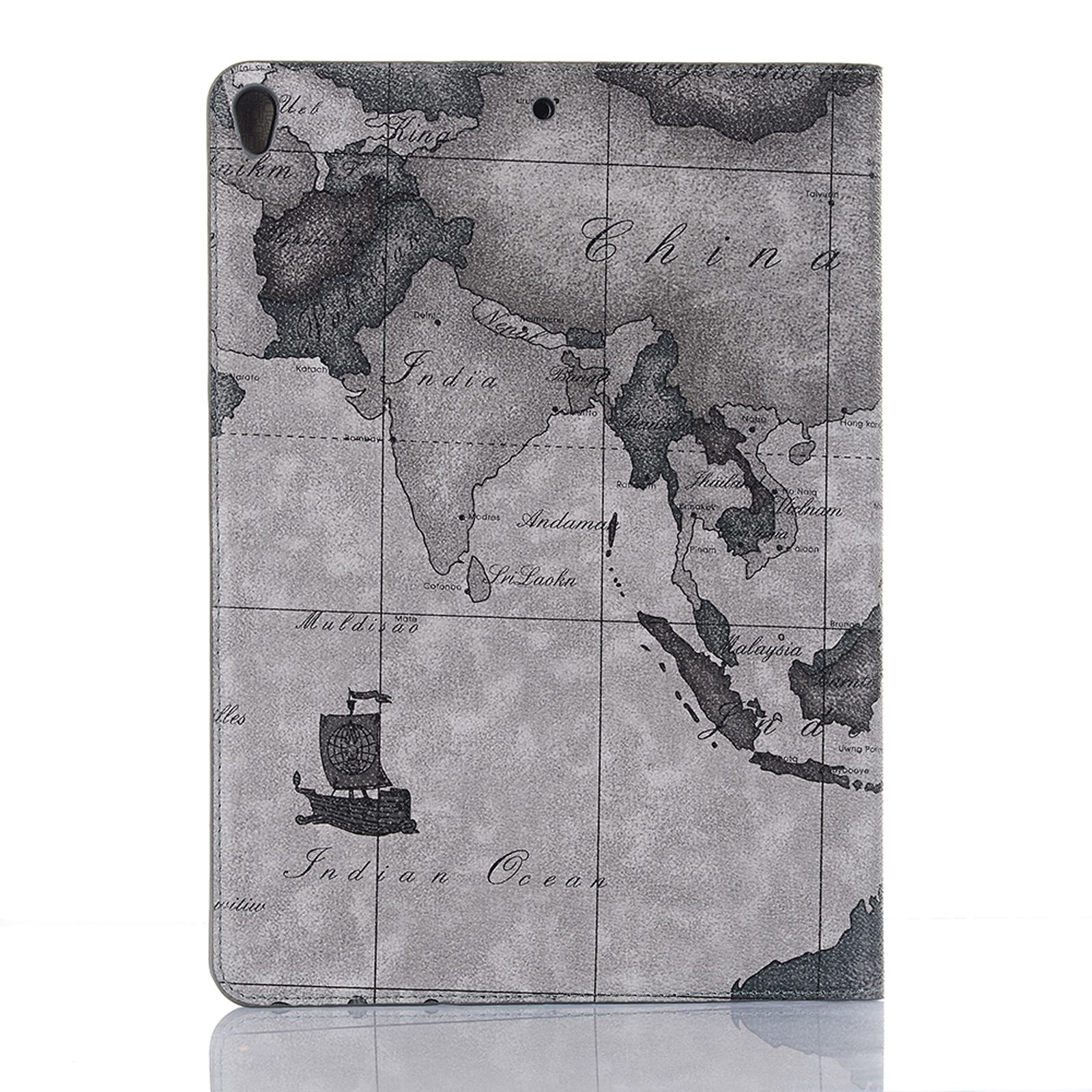 Eine Tablet-Hülle mit Weltkarten-Design auf der Vorderseite wird angezeigt.