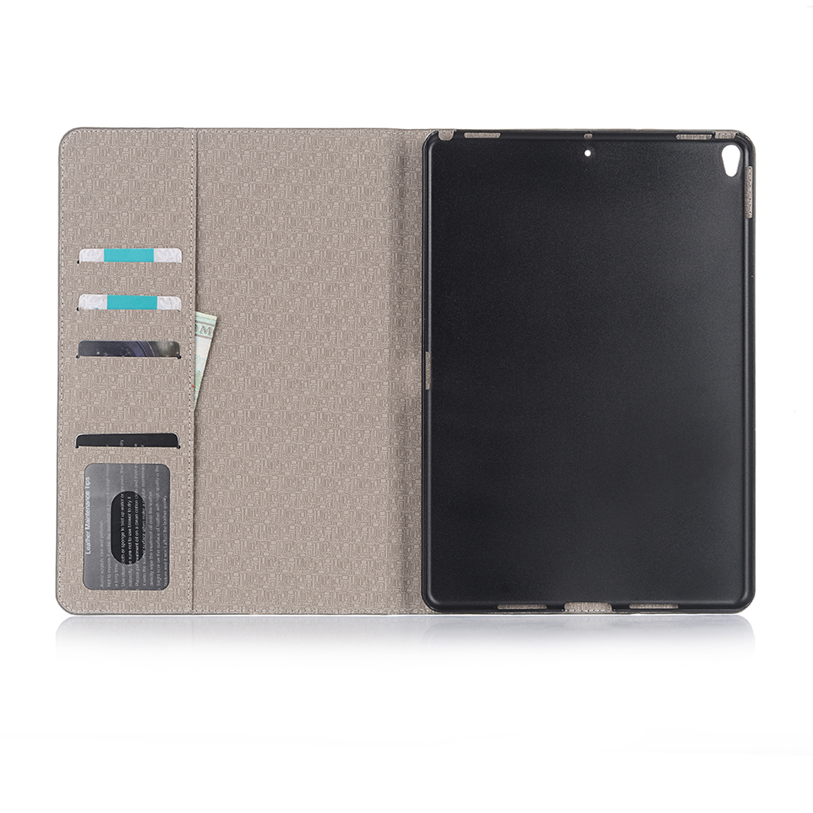 Eine Tablet-Hülle geöffnet, zeigt Kartenfächer und ein Tablet, mit strukturiertem, hellbeigem Muster.