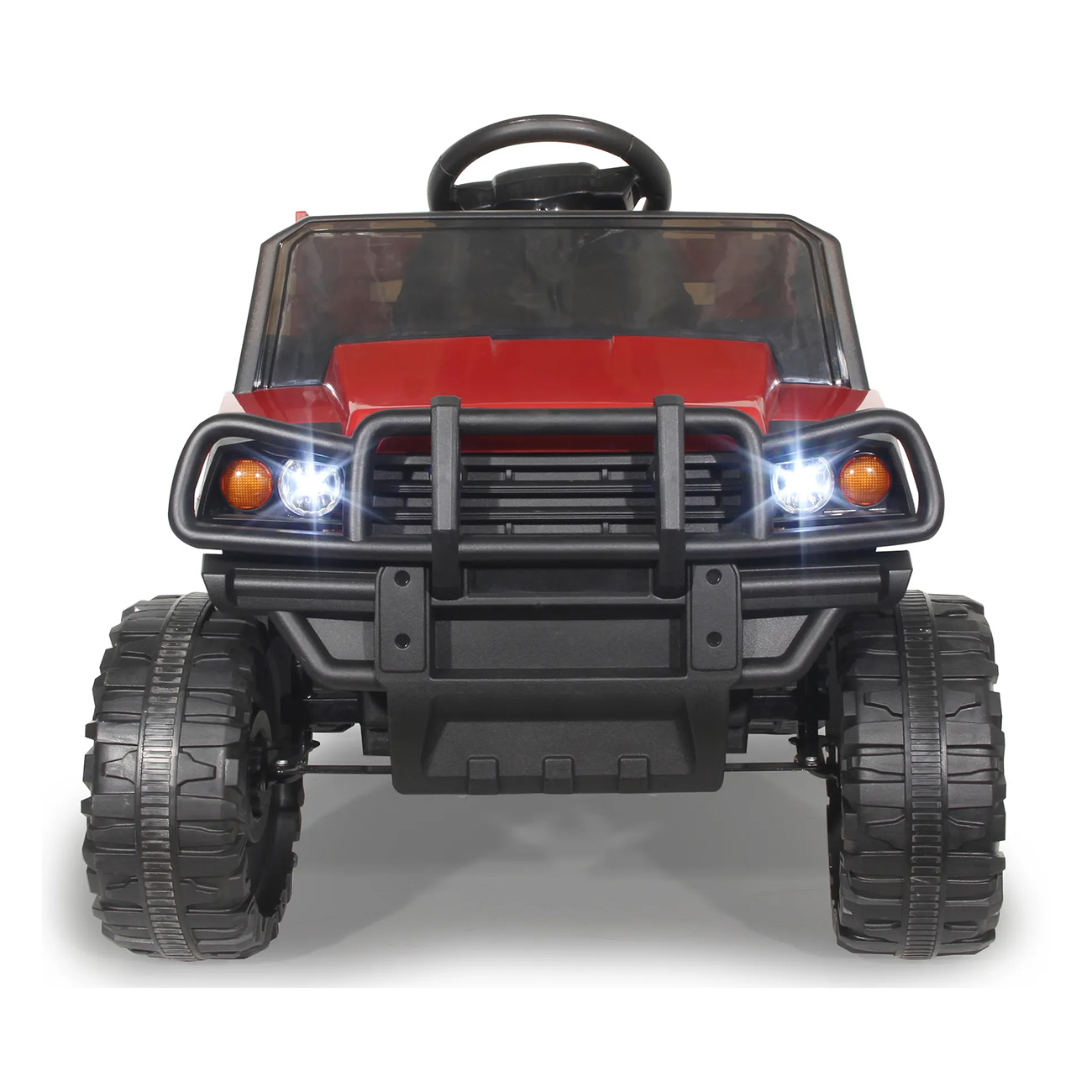Roter Spielzeug-Jeep mit eingeschalteten Scheinwerfern auf weißem Hintergrund.