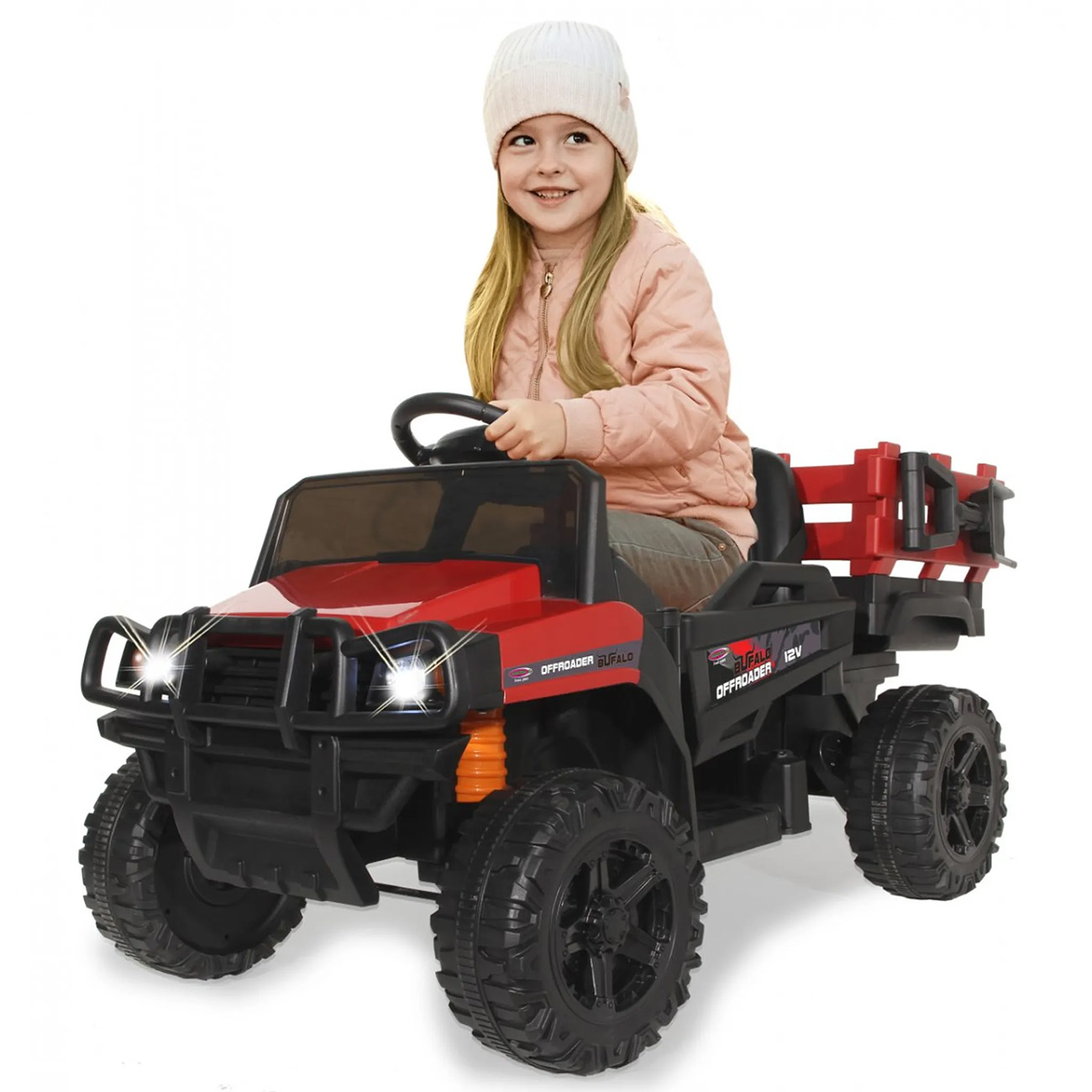 Kind fährt ein rot-schwarzes Spielzeugauto. Weißer Hintergrund.