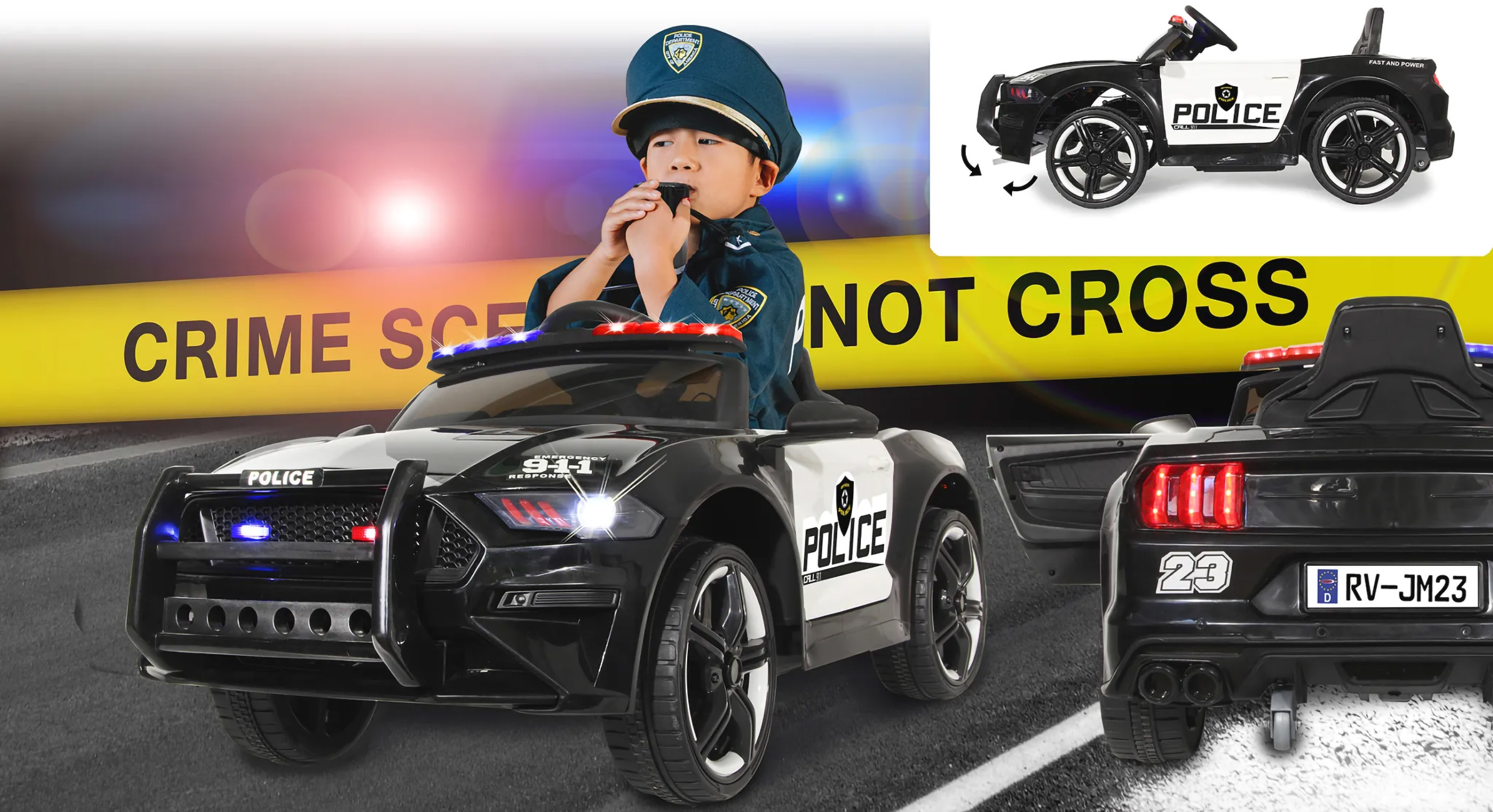 Ein Kind in Polizeiuniform sitzt in einem schwarzen Spielzeug-Polizeiauto.