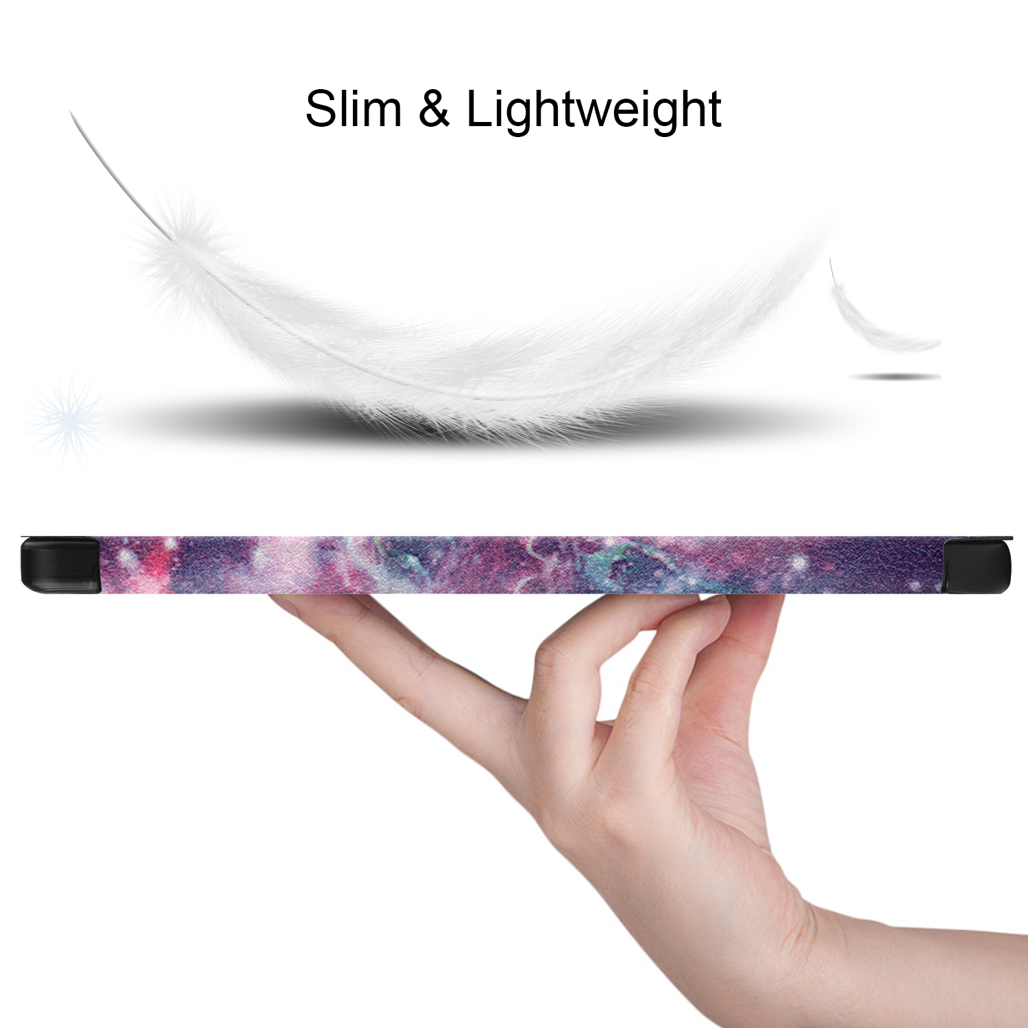 Hand, die eine Tablet-Hülle mit Galaxie-Design hält, mit Federn im Hintergrund.