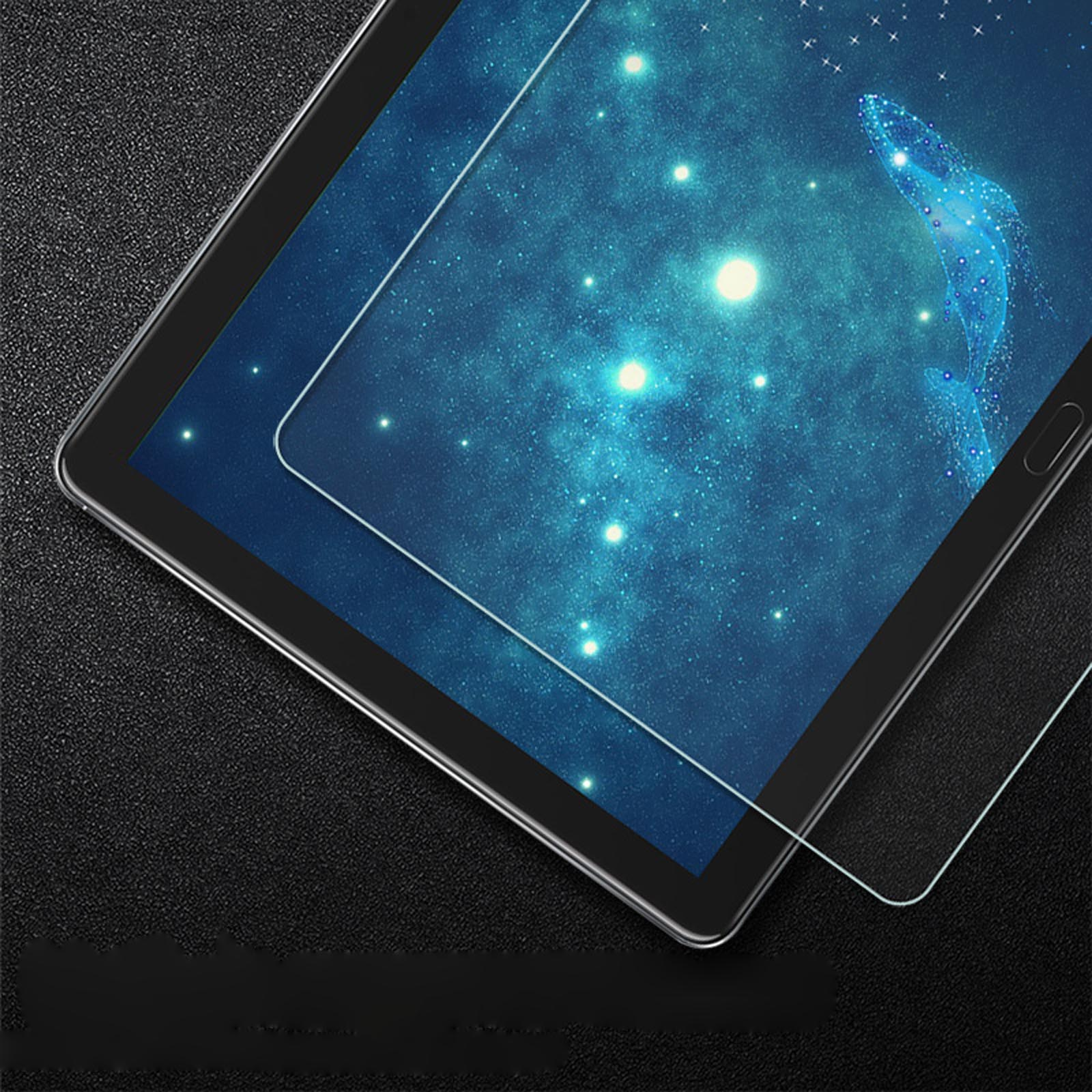 Un tablet con un proteggi schermo applicato, che mostra uno sfondo di cielo notturno stellato.
