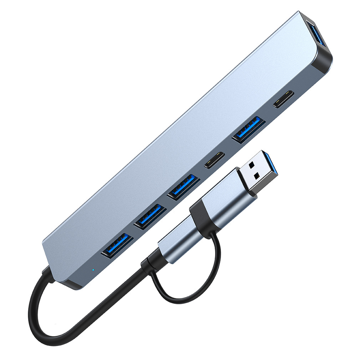 Silberner USB-Hub mit mehreren Anschlüssen und einem USB-Kabel. Weißer Hintergrund.