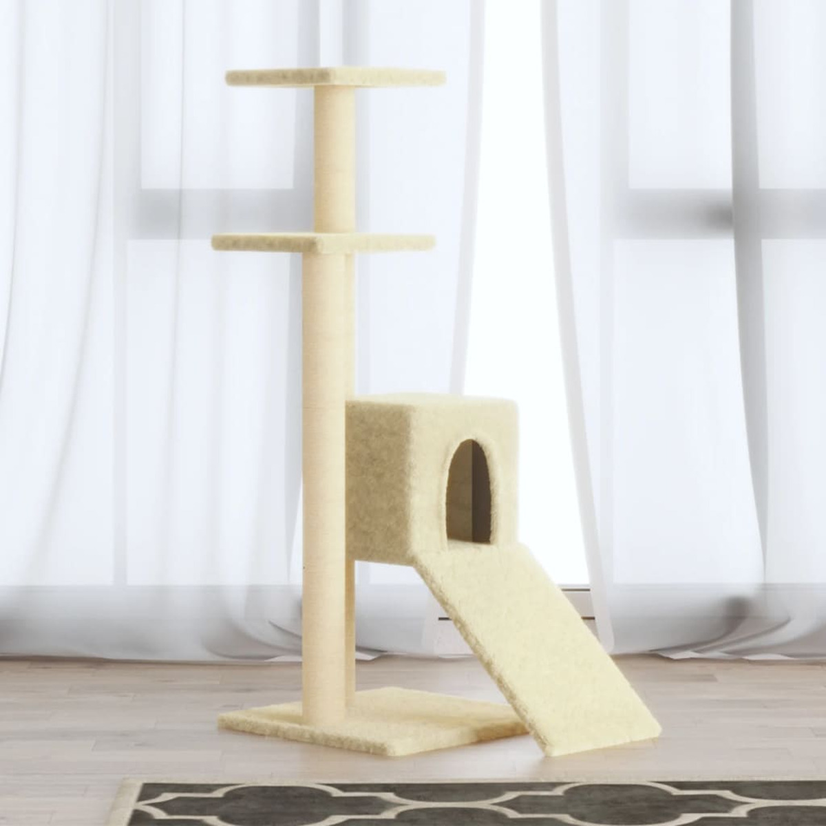Beiger Katzenbaum mit mehreren Plattformen, einem Versteck und einer Rampe. Weißer Vorhang im Hintergrund.