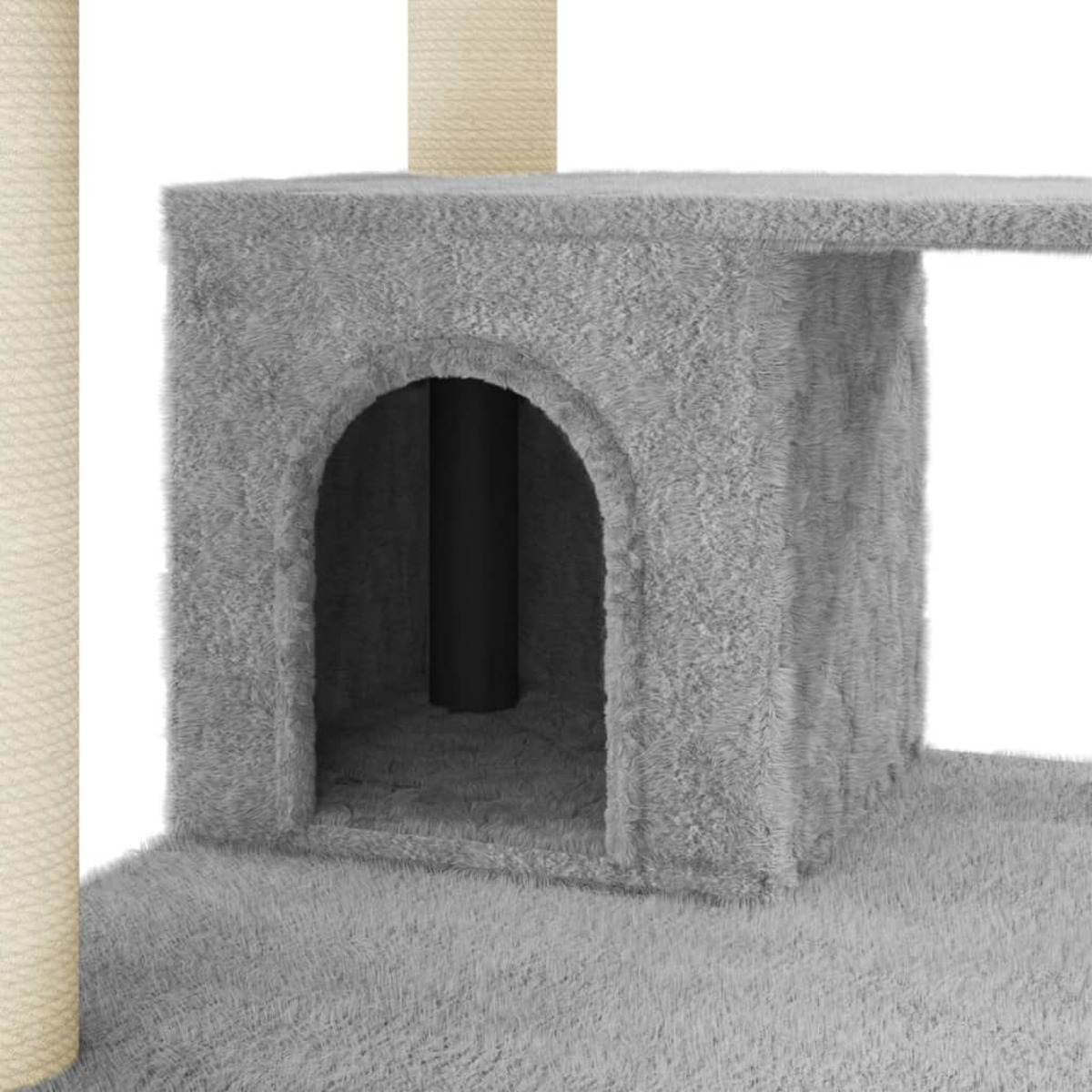 Nahaufnahme des Eingangs einer grauen Katzenbaumhöhle. Ein schwarzer Innenraum ist sichtbar.